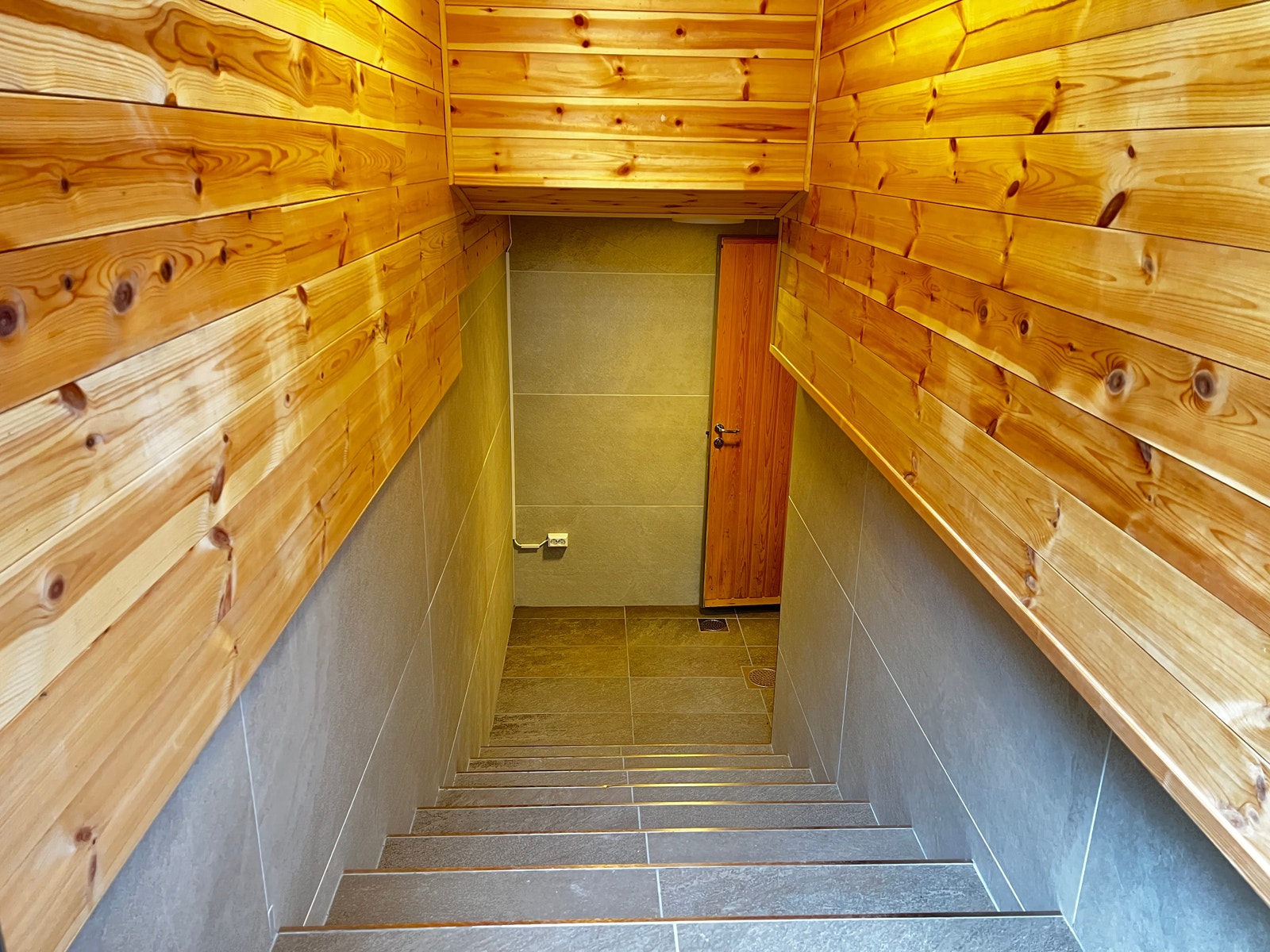 Inngang til begge Sokkelleilighetene Galleribilde