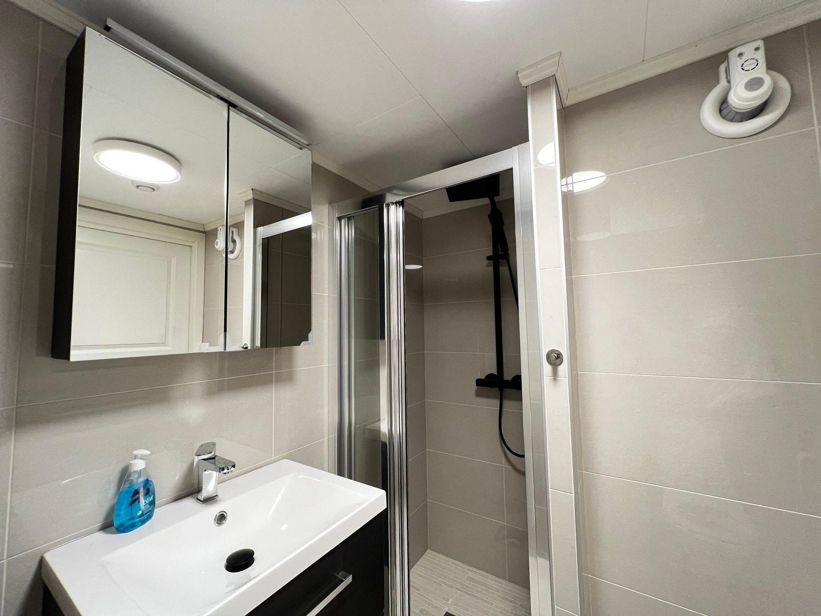 Leilighet 1: Elegant bad med varmekabler og stilfulle fliser. Galleribilde