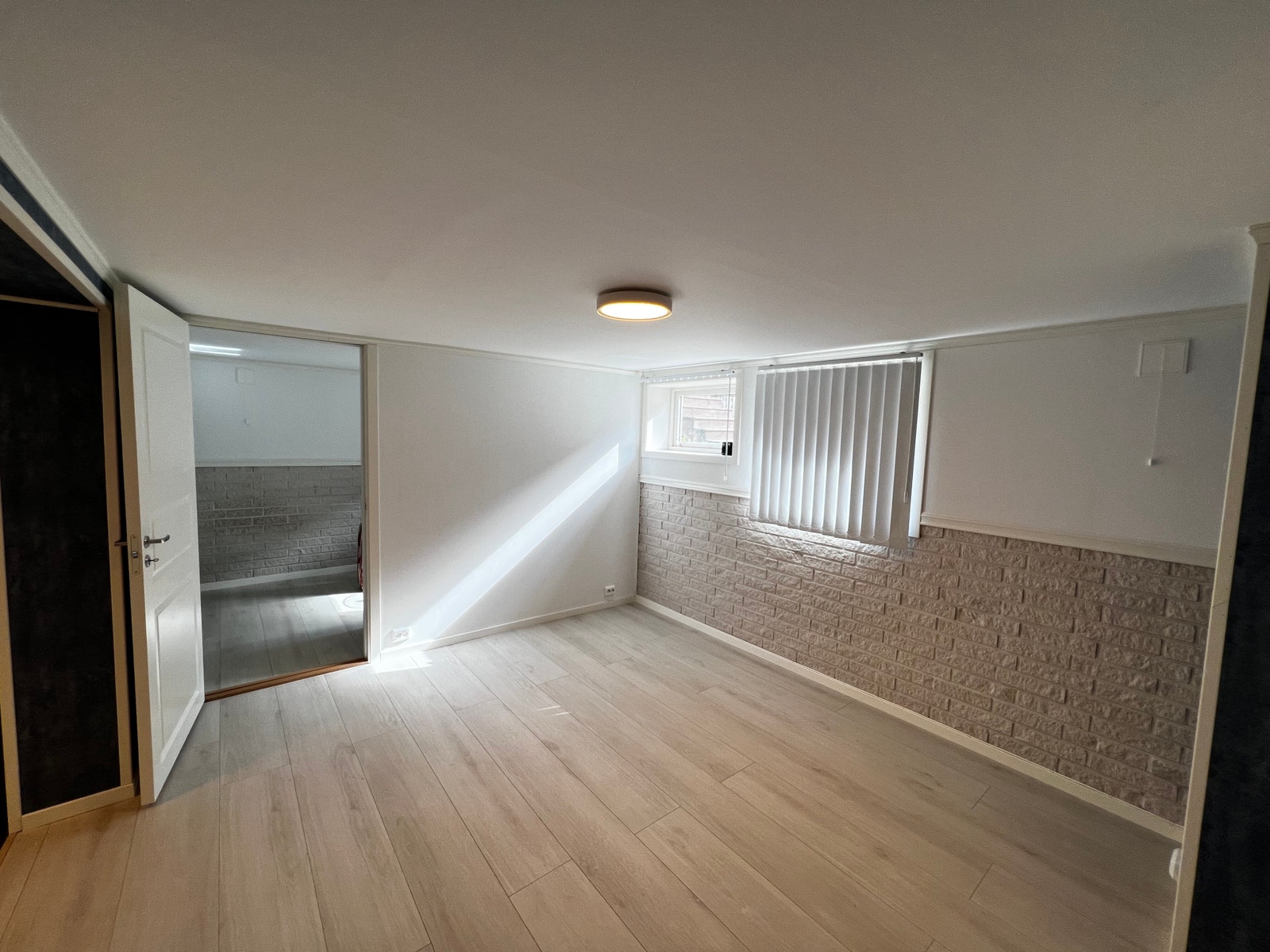 Leilighet 1: stue og dør inn til soverom 1 Galleribilde