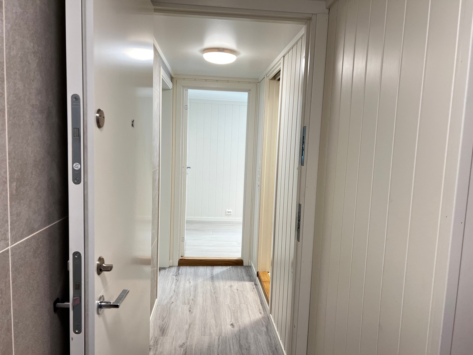 Leilighet 2: Ideelt for et par eller student – med inngang til et åpent stue- og kjøkkenområde, samt ett soverom med tilhørende bad. Galleribilde