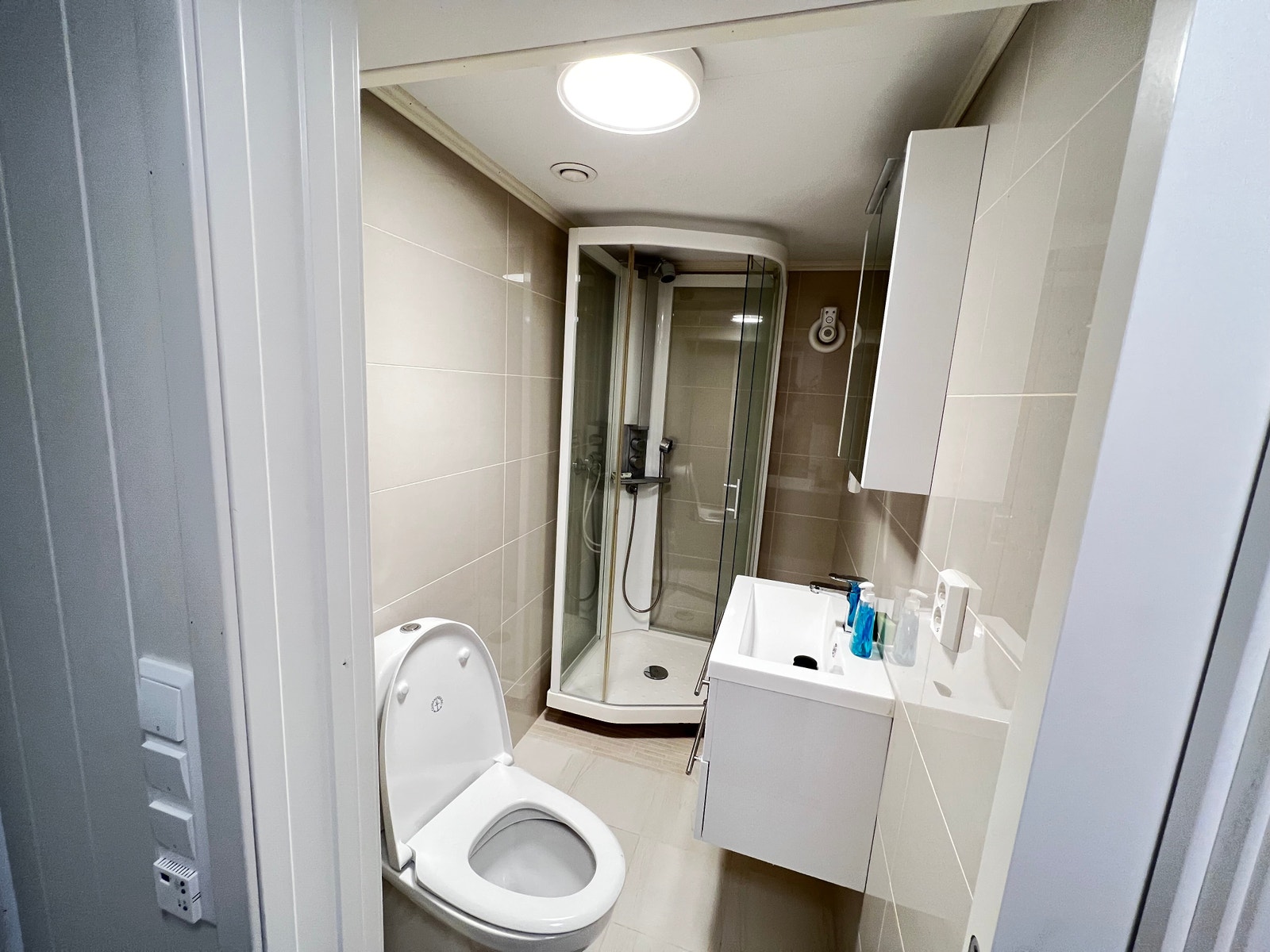 Leilighet 2: Bad 2 – Elegant og moderne, utstyrt med varmekabler og fliser. Galleribilde