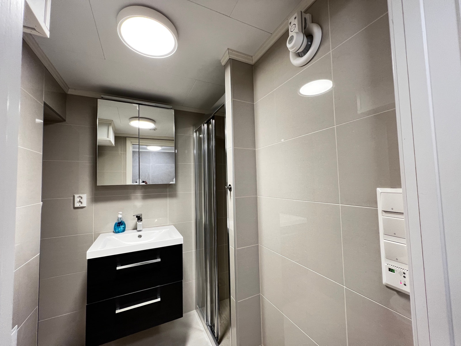 Leilighet 1: Elegant bad med varmekabler og stilfulle fliser. Galleribilde