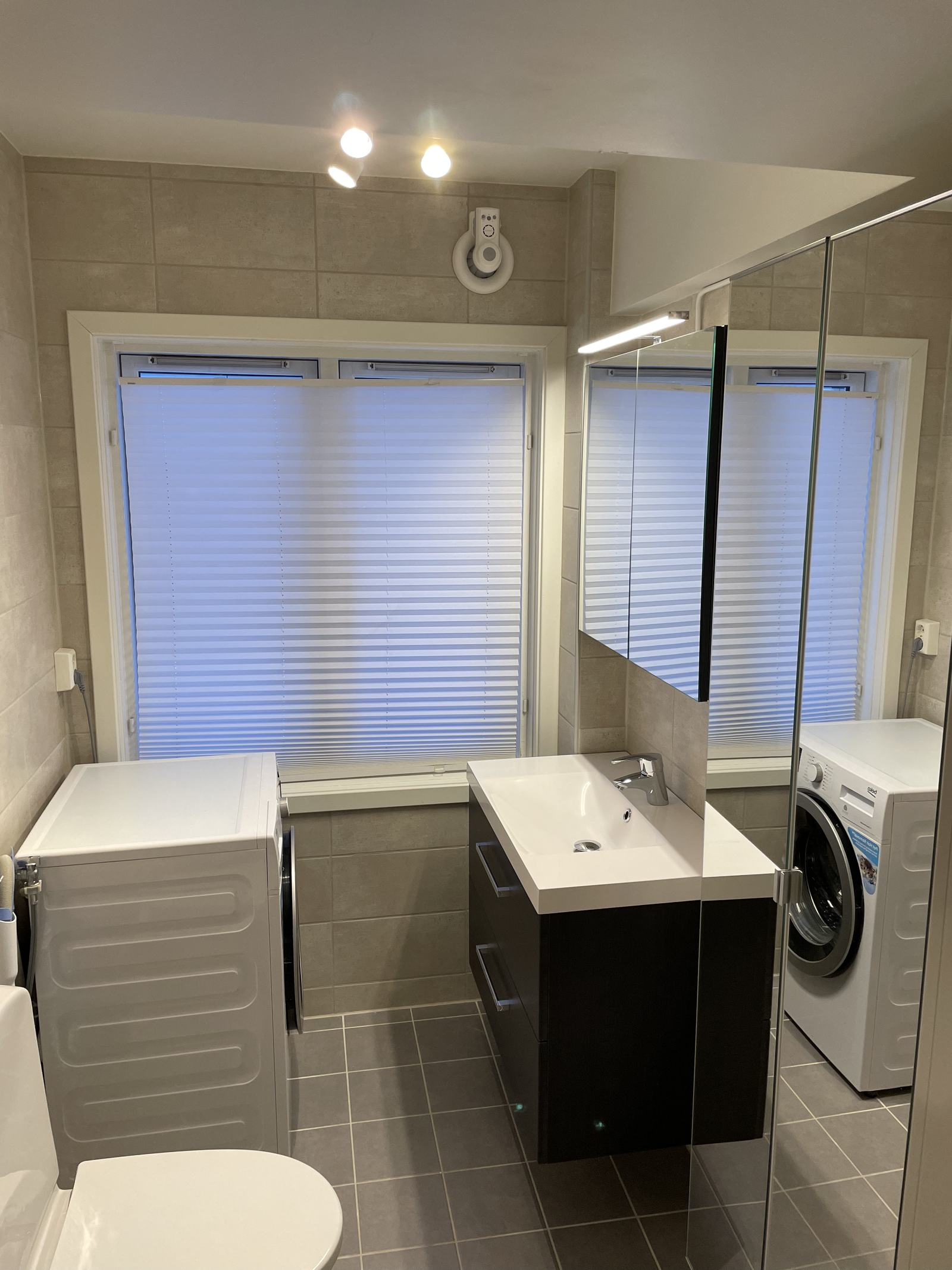 Bad med vaskemaskin. Galleribilde