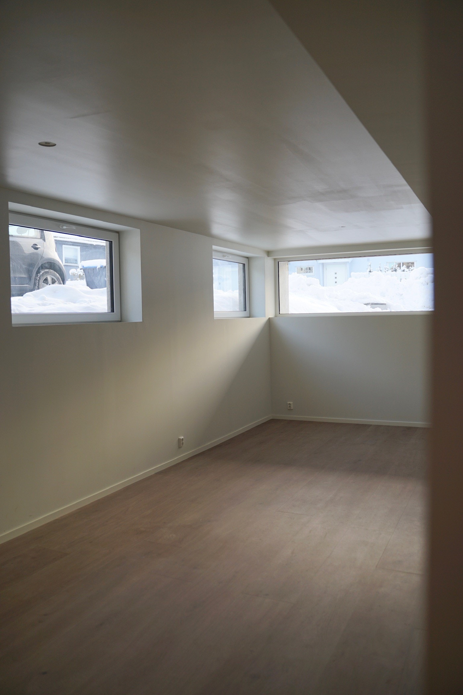 Stue: Stuen er romslig med plass til både sofa og spisebord. Galleribilde