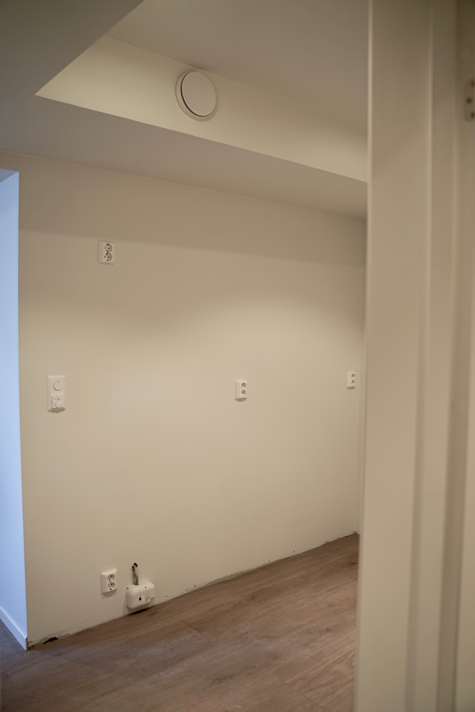 Kjøkken: Her skal kjøkkenet monteres. Det er et fullverdig kjøkken med integrerte hvitevarer fra epoq. (bilder av kjøkkenet ses på neste bilde) Galleribilde