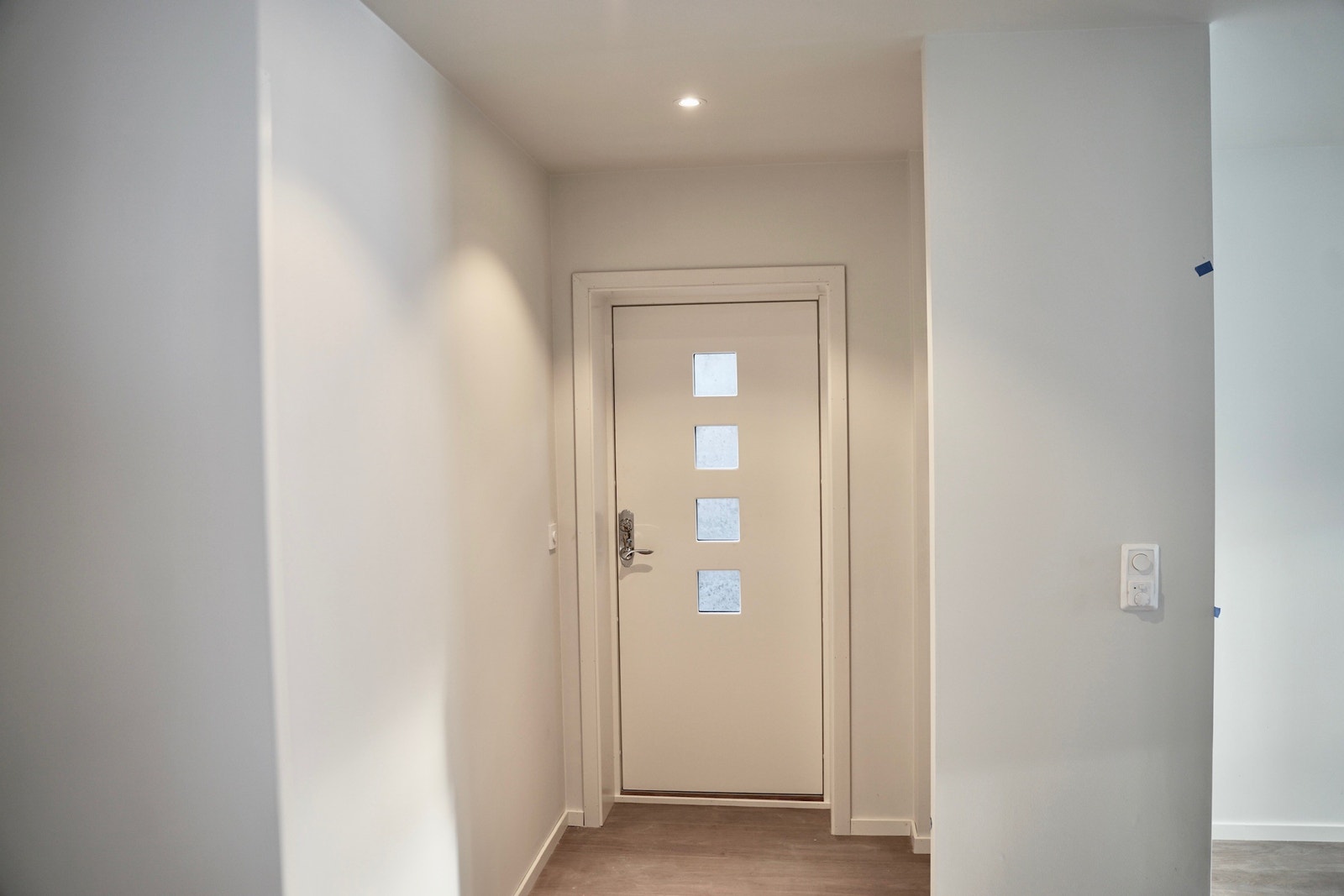 Entre: Innbydende med plass til garderobeskap og downlights i taket. Galleribilde