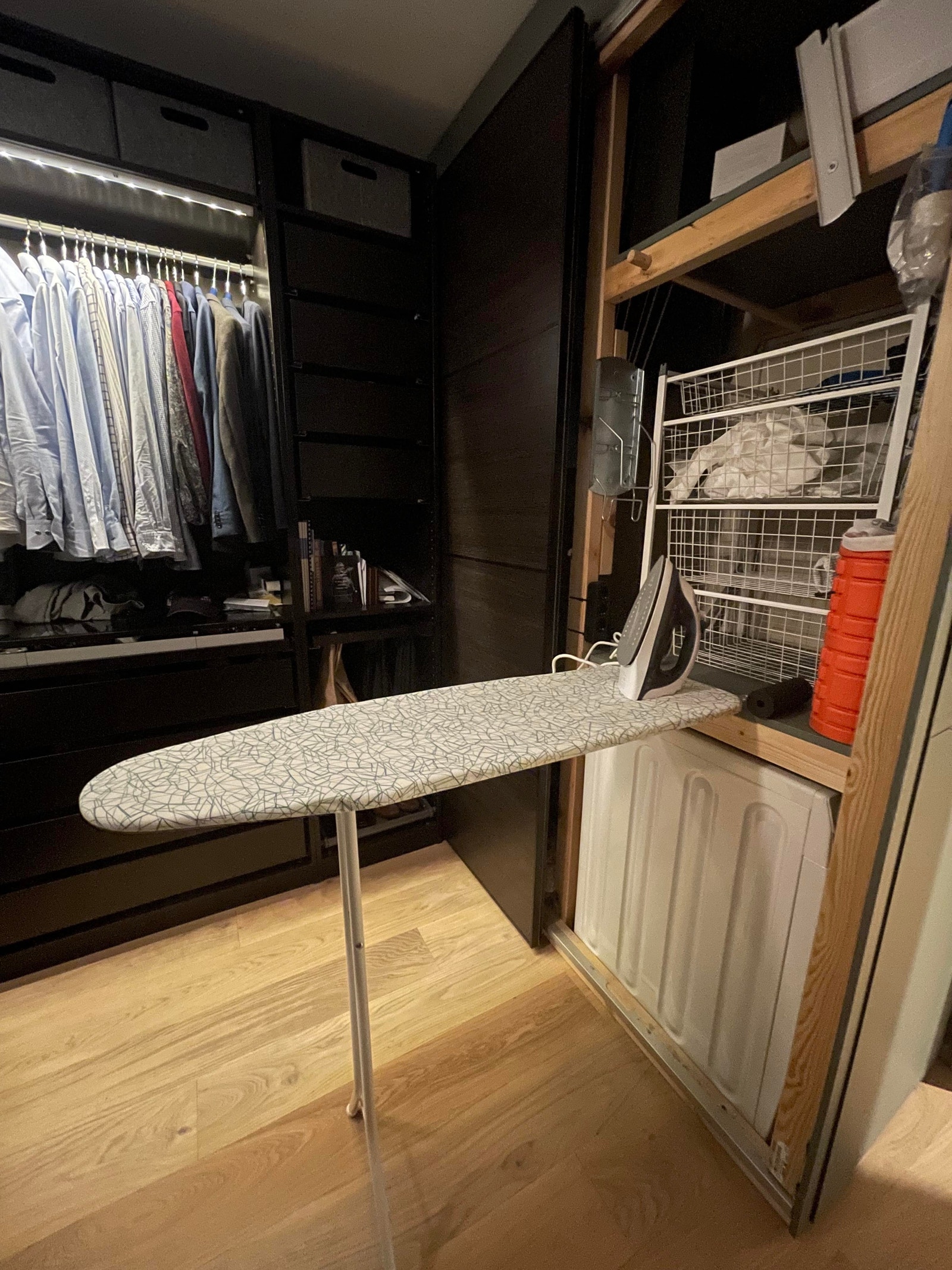 Integrert strykebrett på soverom Galleribilde