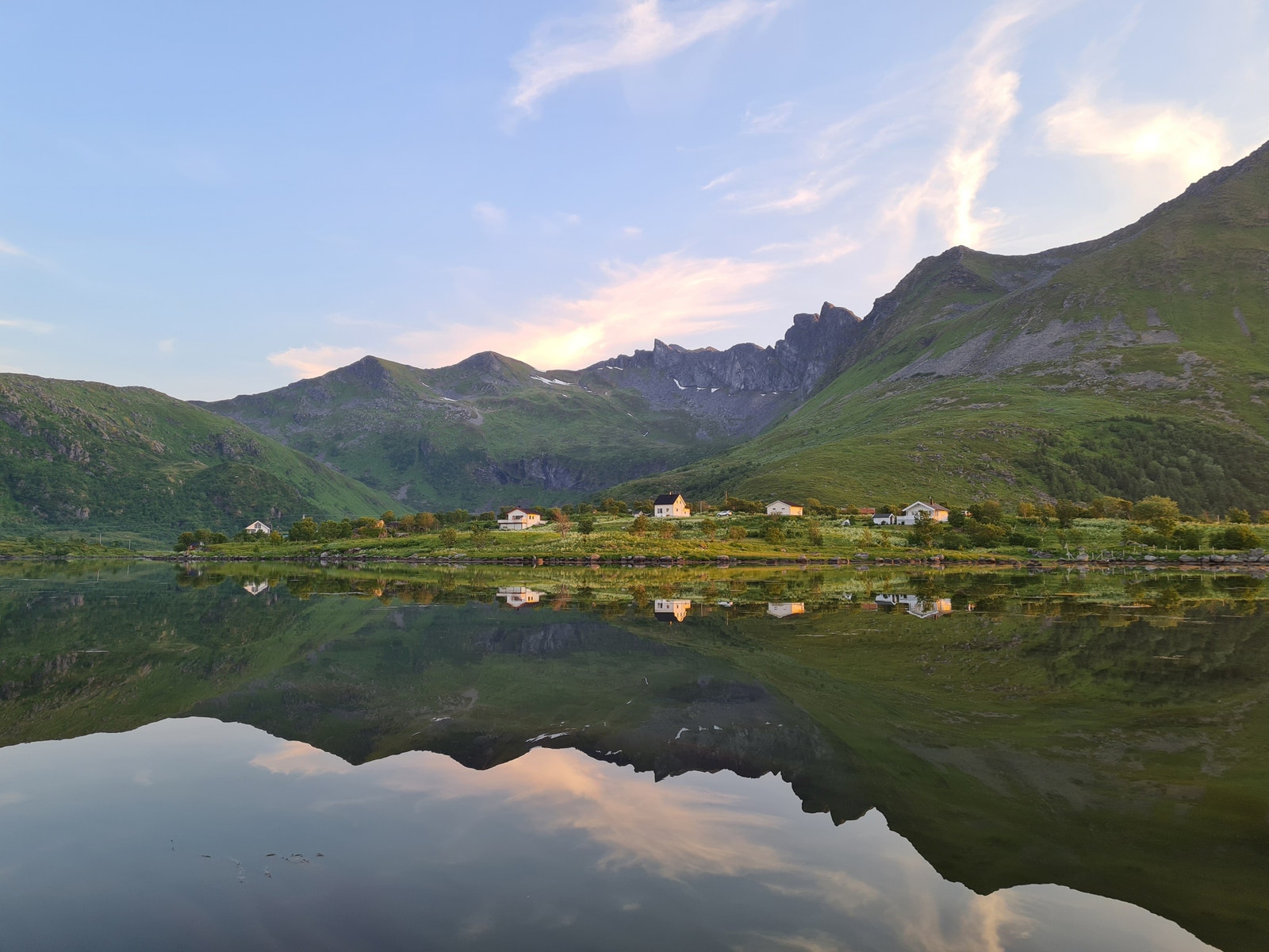 Eiendommen ligger fint til ved Lauvåspollen. Fra en padletur. Galleribilde