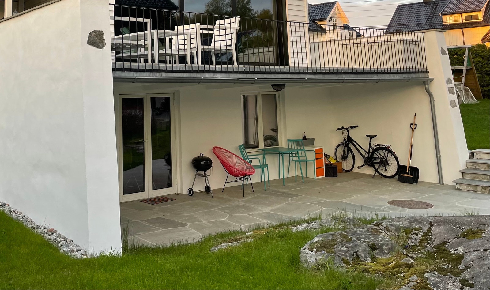 Uteområde og hybelens fasade mot hage Galleribilde