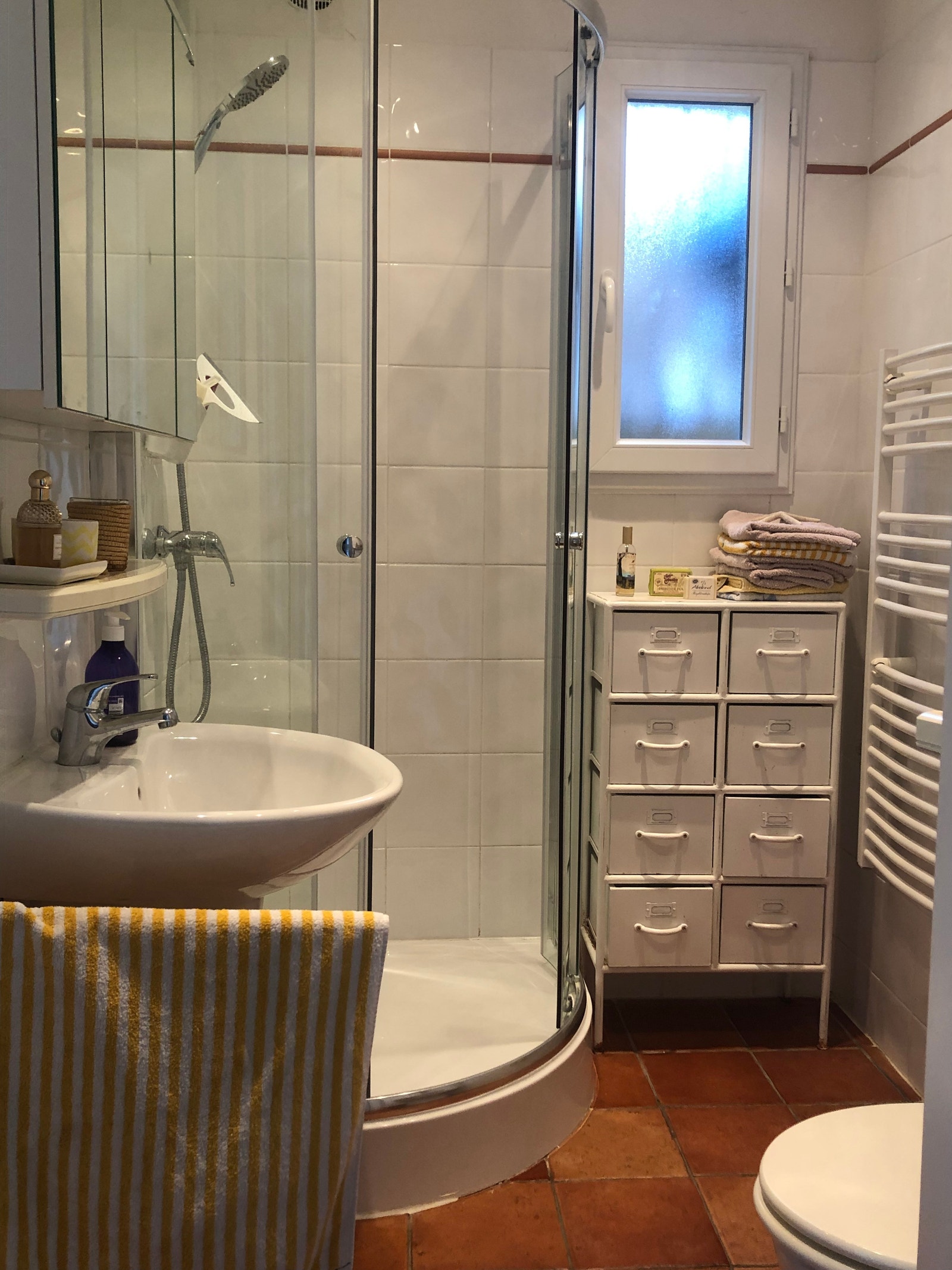 Badet. I tillegg er det en egen dusj. Galleribilde