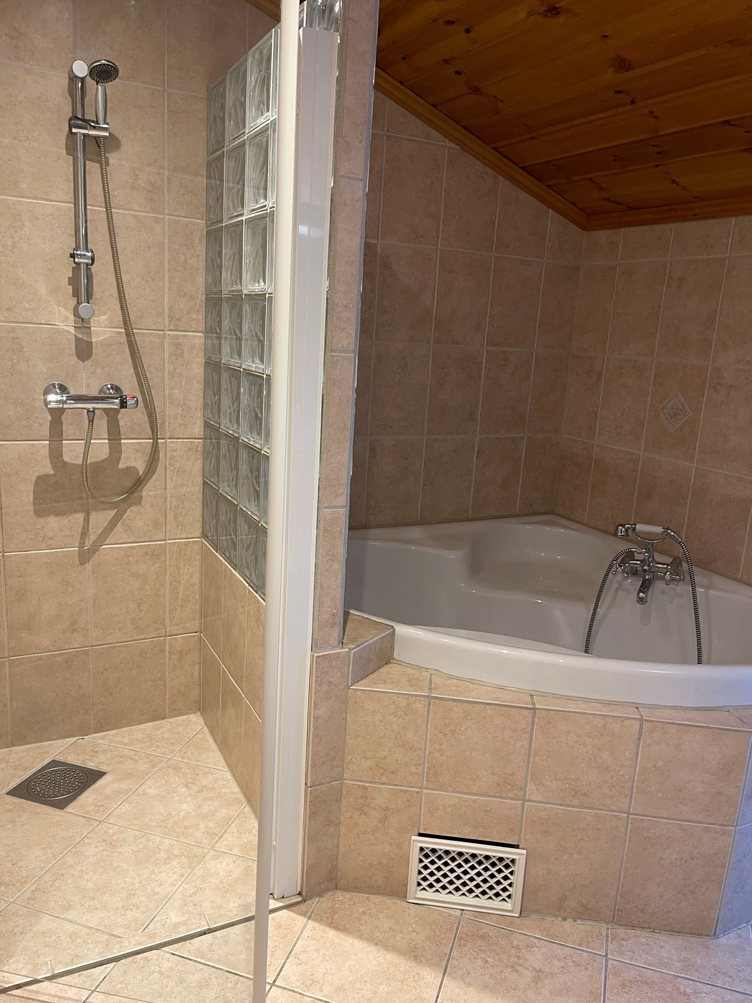 Bad med dusj og badekar Galleribilde