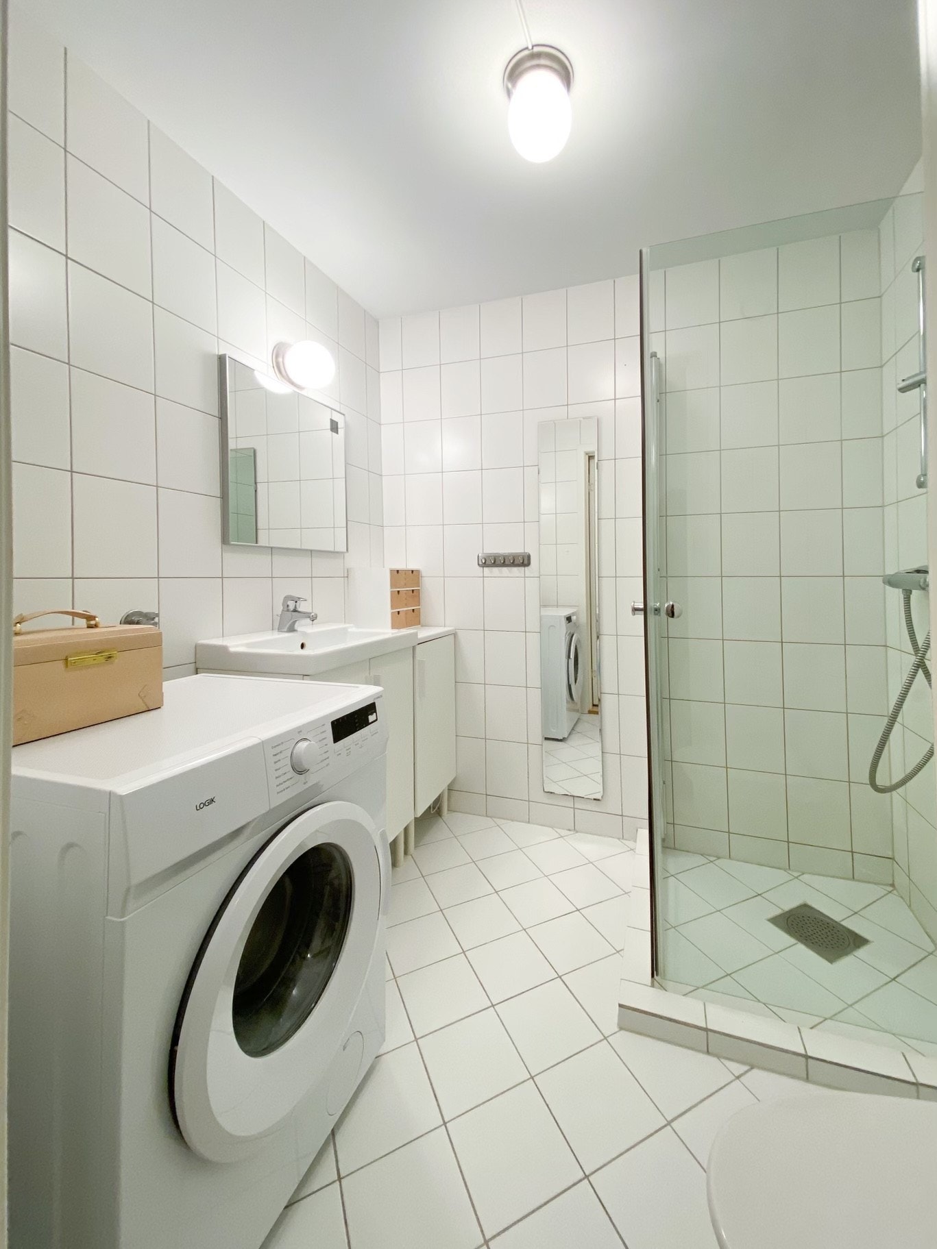 Bad med vaskemaskin Galleribilde