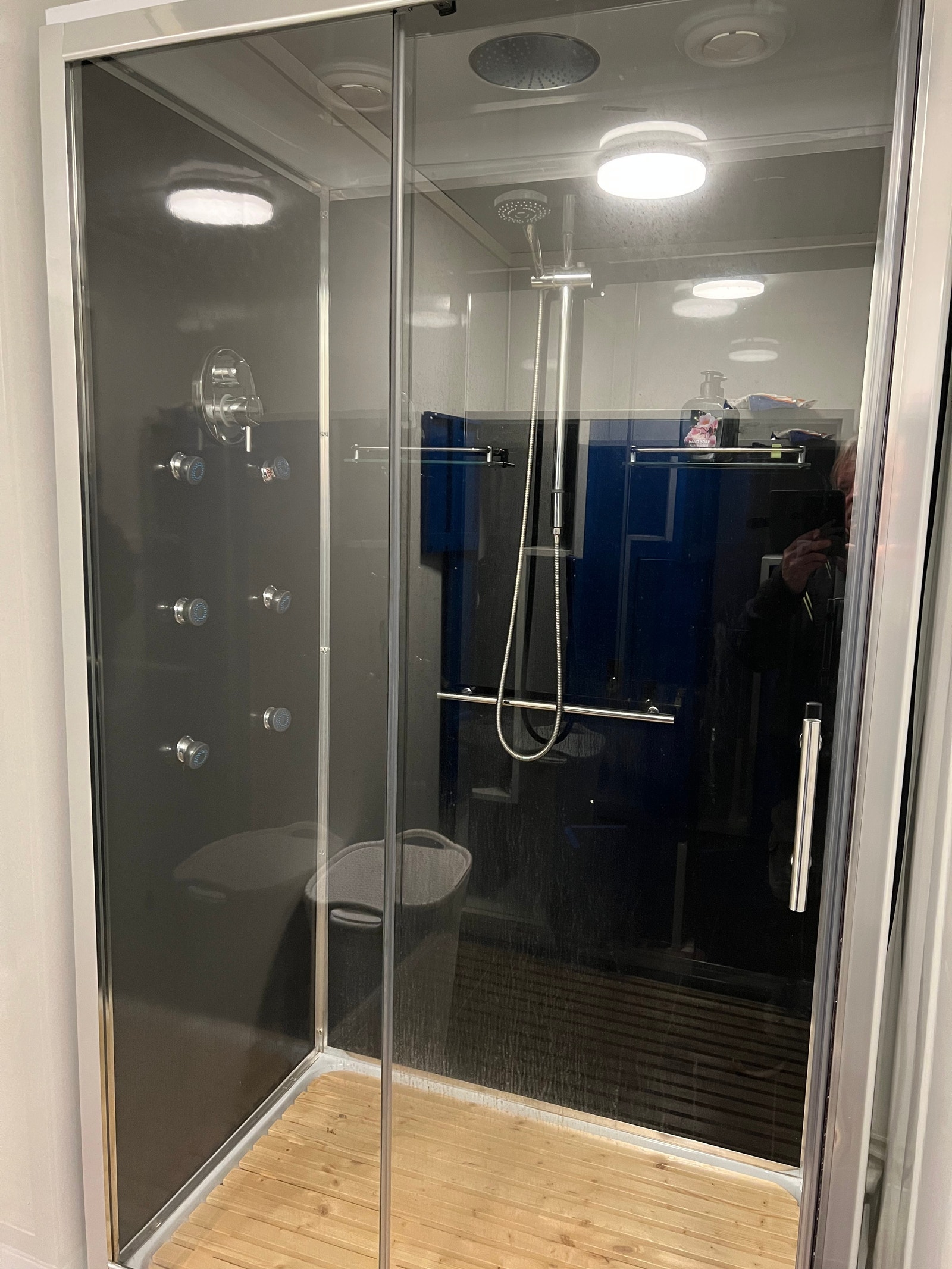 Seksjon 7, dusj m/ garderobeskap Galleribilde