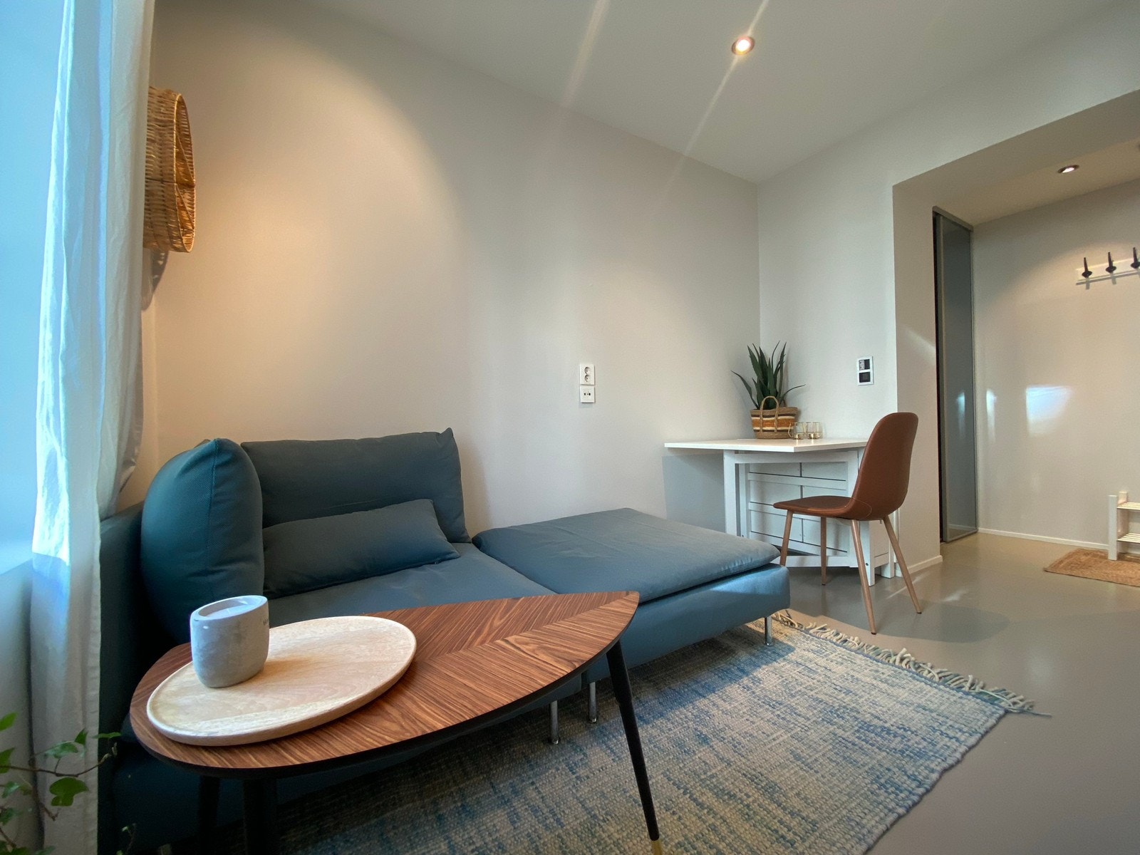 Sofa og bord/pult som kan slås ut/inn Galleribilde