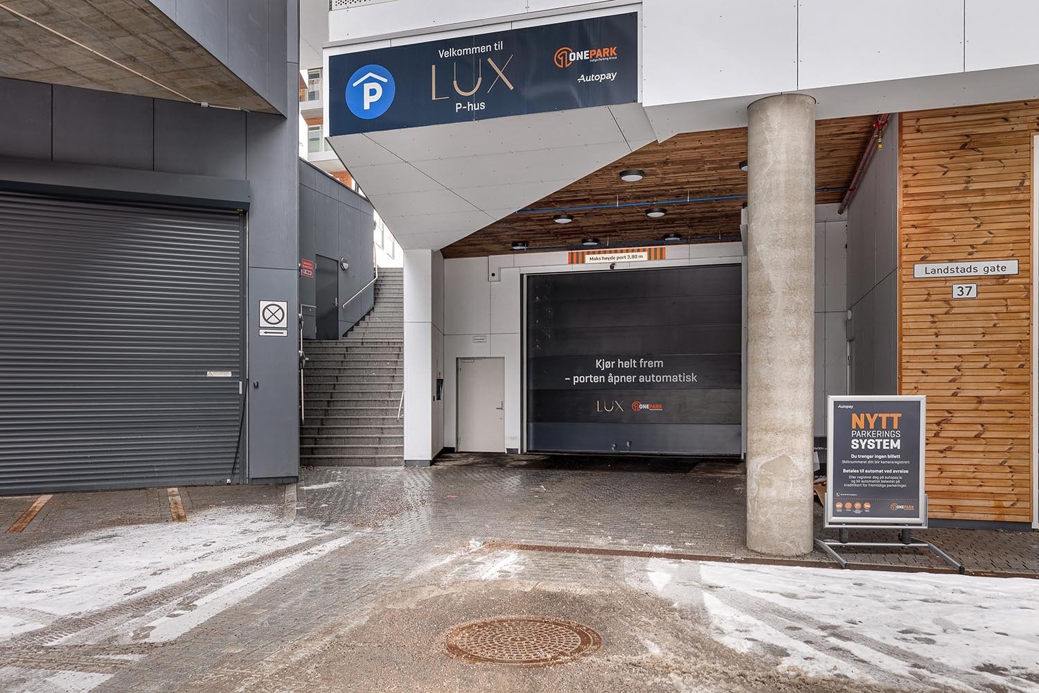 Innkjøring til garasjeanlegget. Både times parkering og muligheter for mnd abonoment Galleribilde