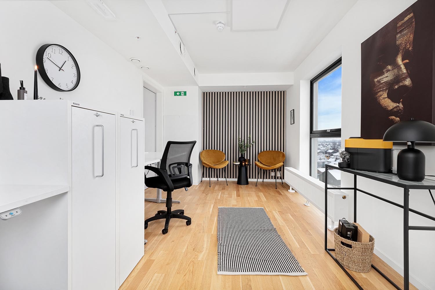 Kontoret er lyst og luftig. Det er flere muligheter for innredning (Planløsning 1) Galleribilde