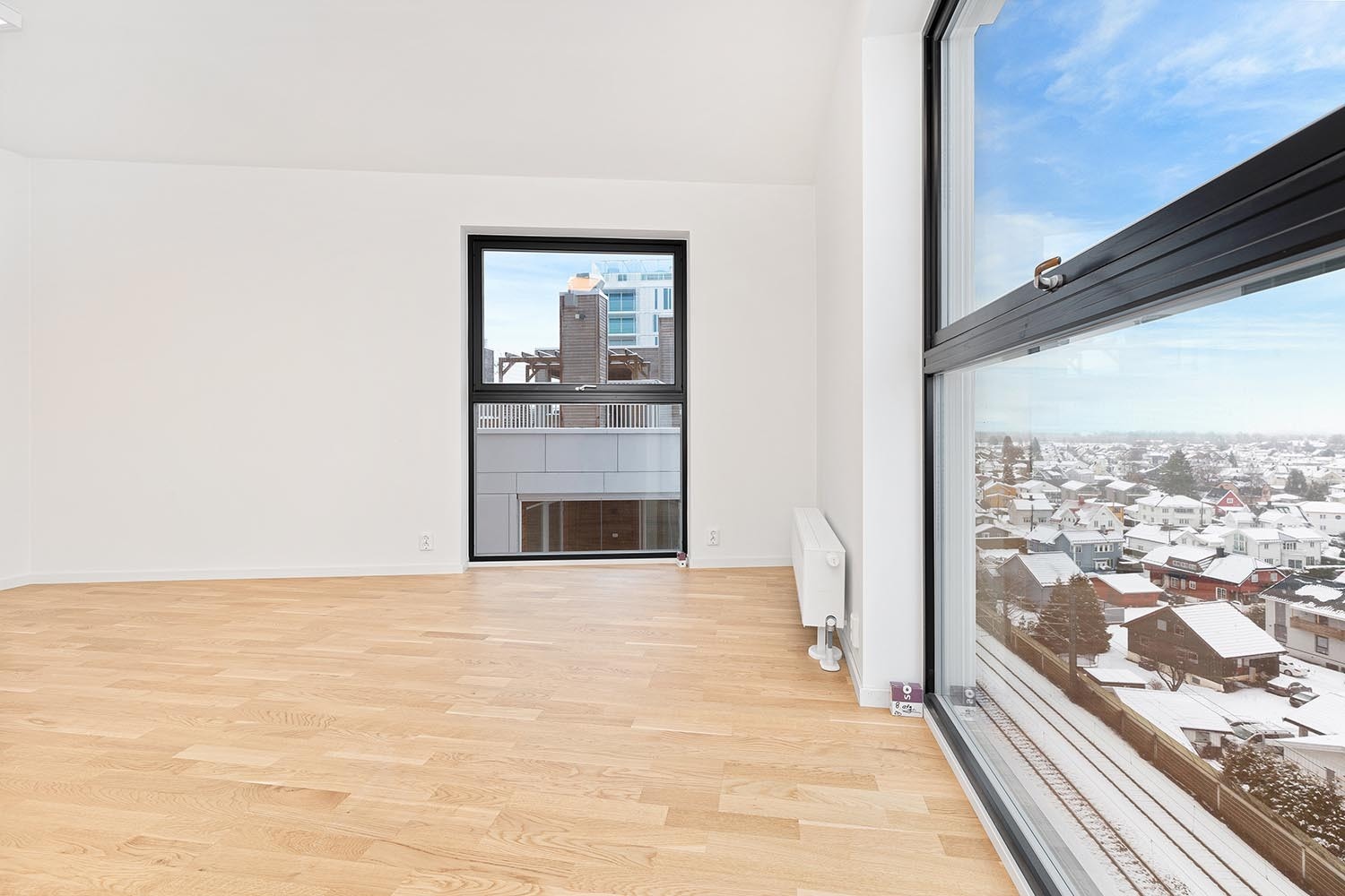 Meget godt lysinnslipp. Det er screen på alle vinduer som gjør at enn kan regulere lys og varme (Planløsning 2) Galleribilde