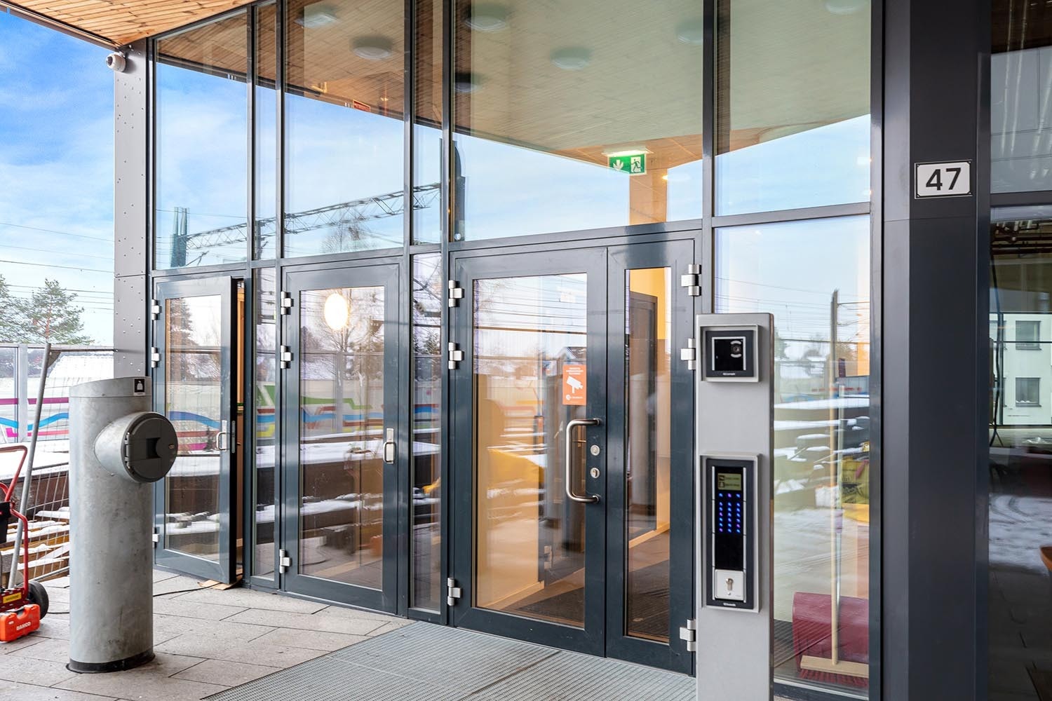 Inngangsdør og callinganlegg Galleribilde