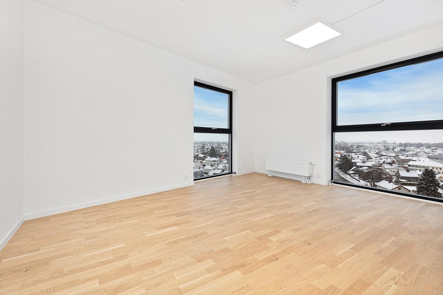 Her er mulighetene flere med tanke på møblering. Godt med lys og flott utsikt (Planløsning 2) Galleribilde