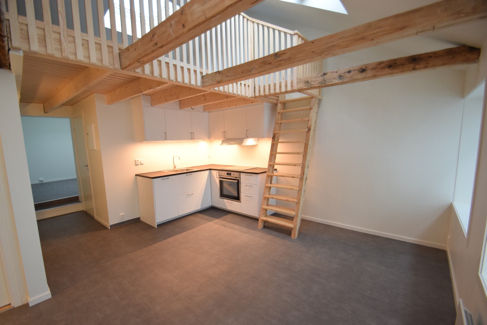Kjøkken/stue, kjøleskap er montert Galleribilde