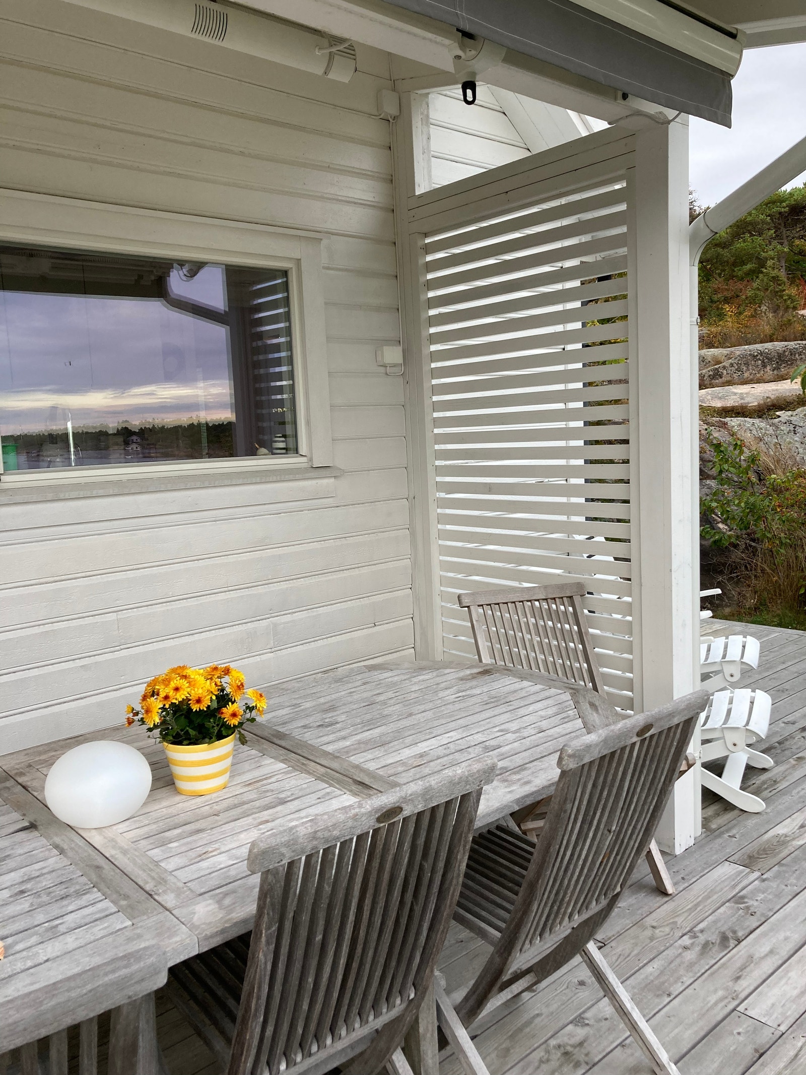 Spiseplass ute under tak mot sør Galleribilde