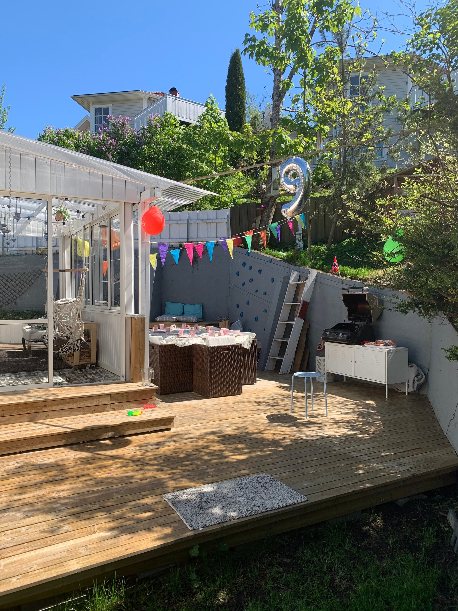Terrasse på sommer meg vinterhage og grill Galleribilde