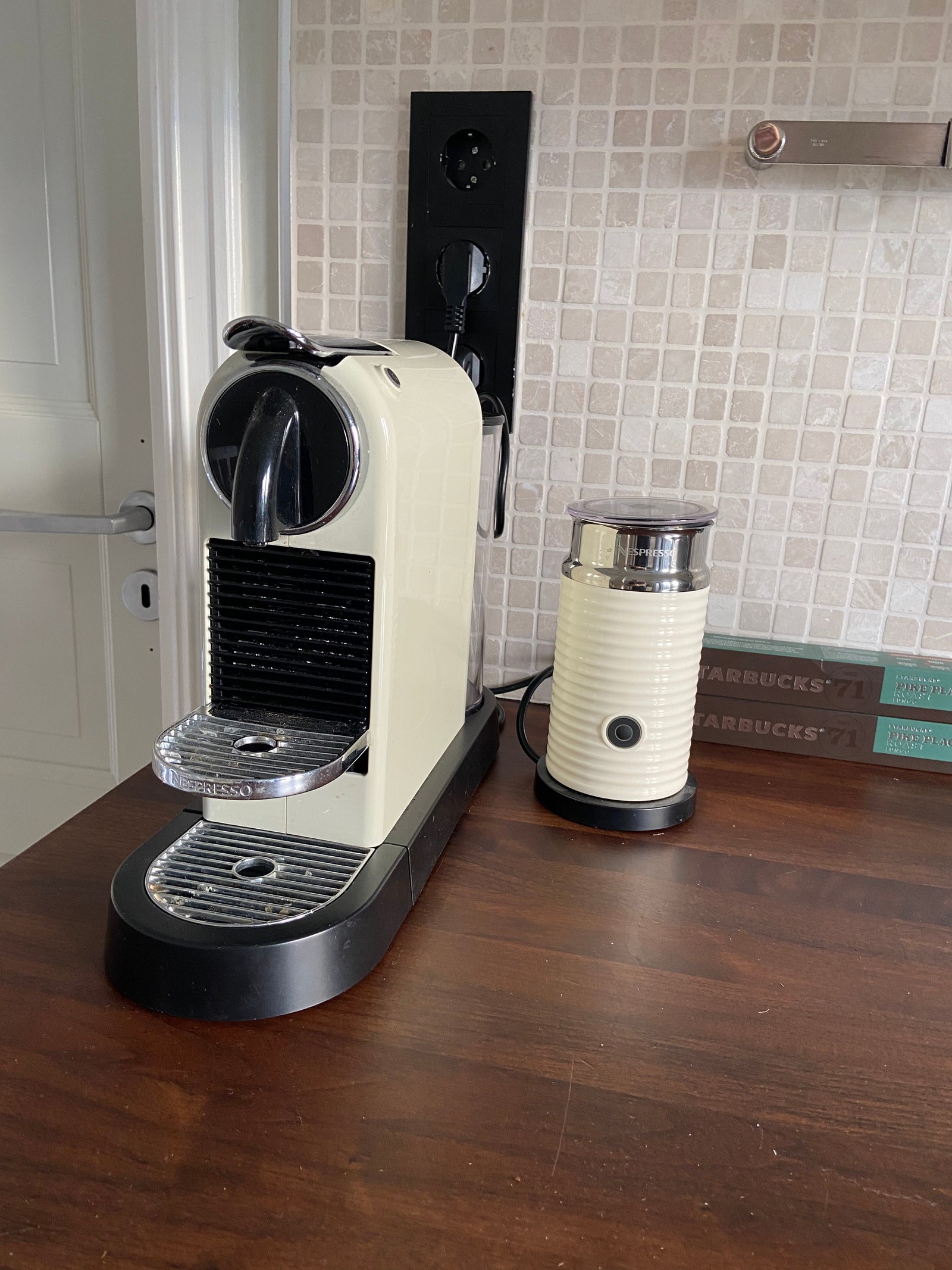 Nespressomaskin med melkesteamer. Galleribilde