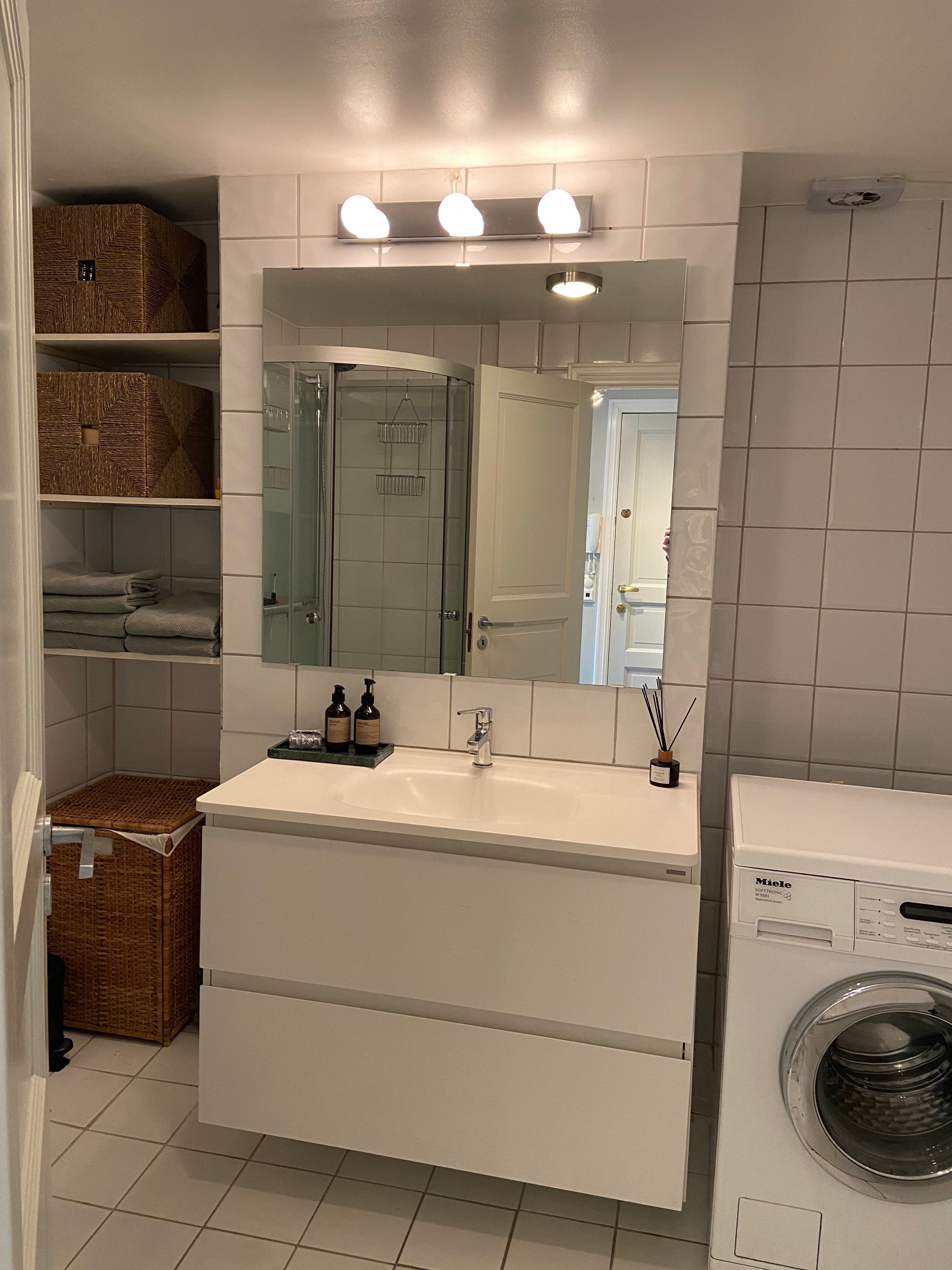 Romslig bad med Miele vaskemaskin Galleribilde