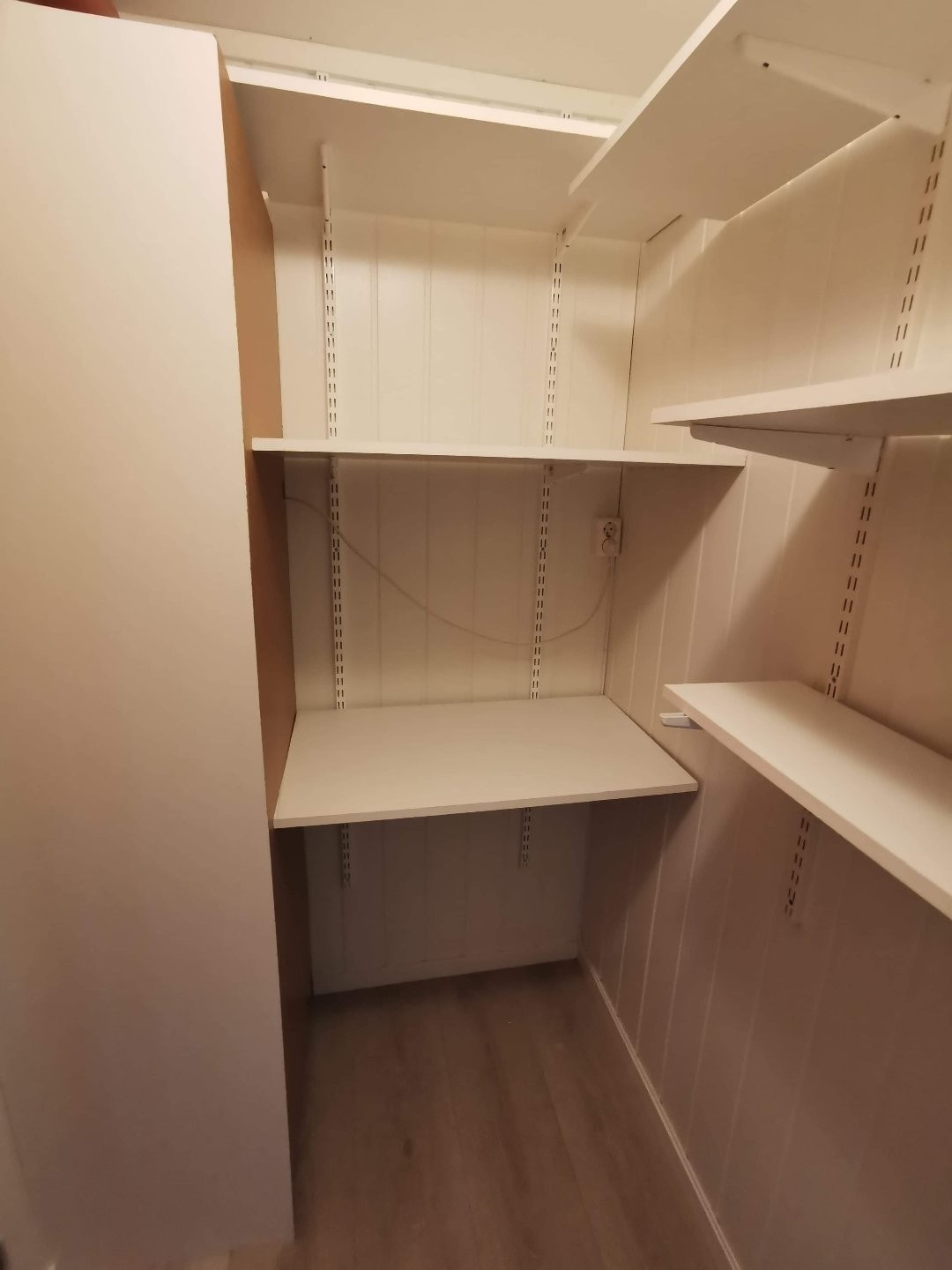God lagringsplass i bod bak kjøkken Galleribilde
