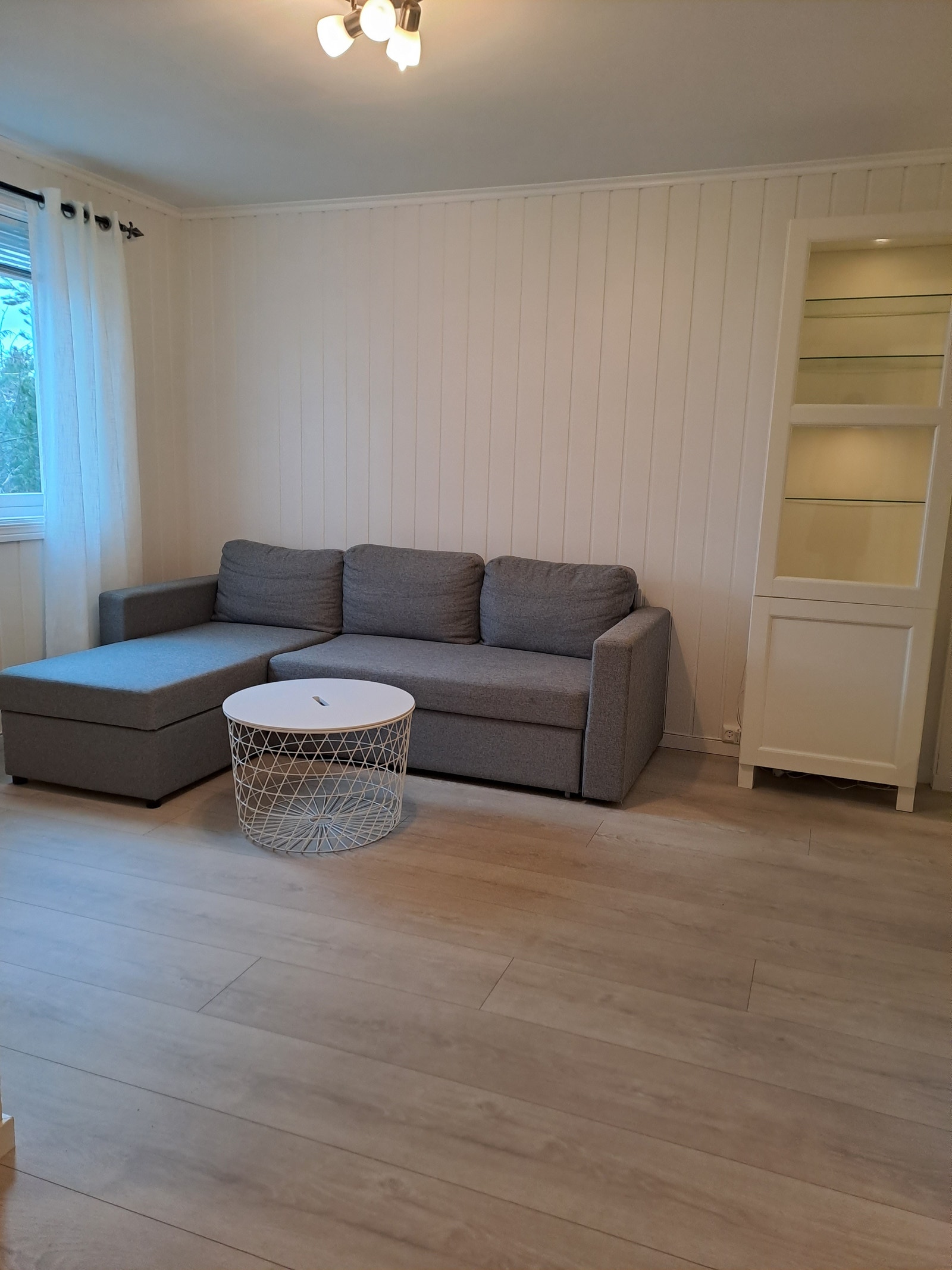 Stue. Sovesofa og vitrineskap medfølger. Galleribilde