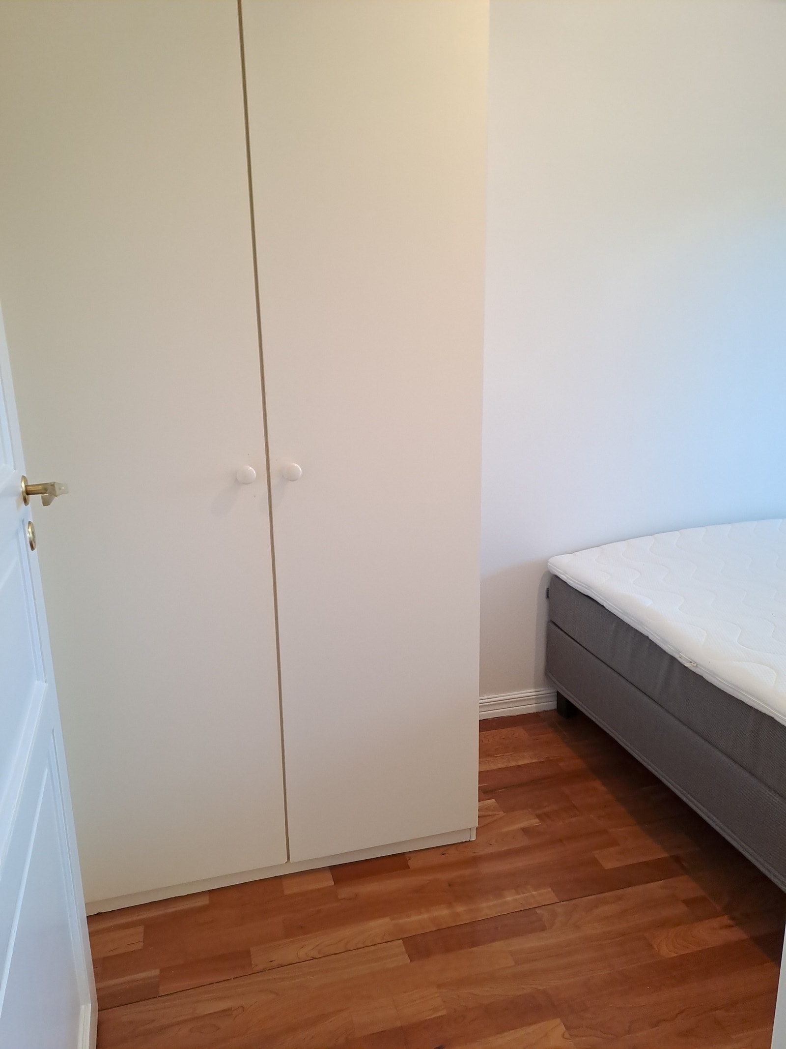 Klesskap på soverommet Galleribilde