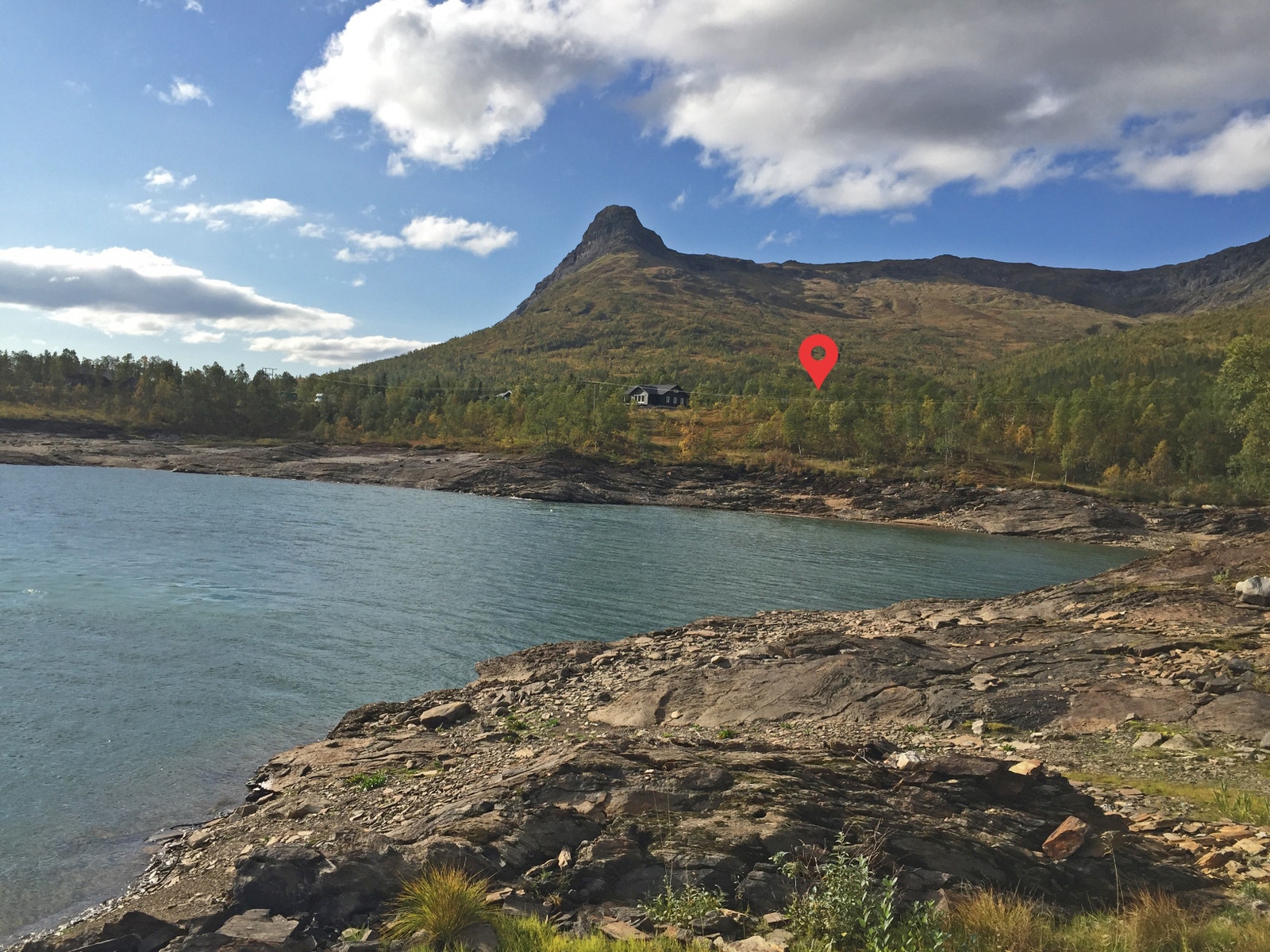 Spektakulære omgivelser. Kongshaugen (1011 moh) i bakgrunnen. Galleribilde