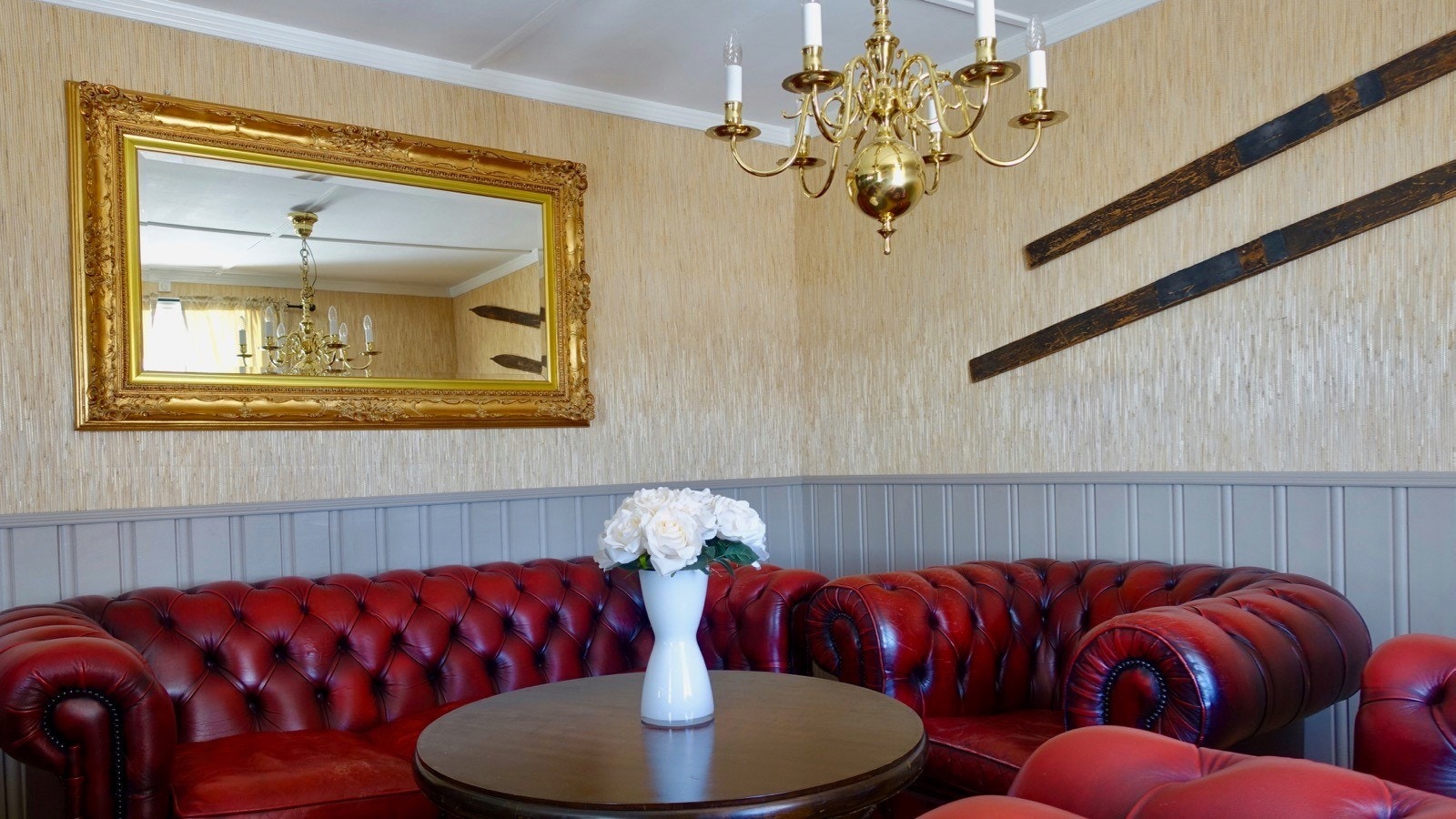 Chesterfield salonger, 2 separate salonger med god plass Galleribilde