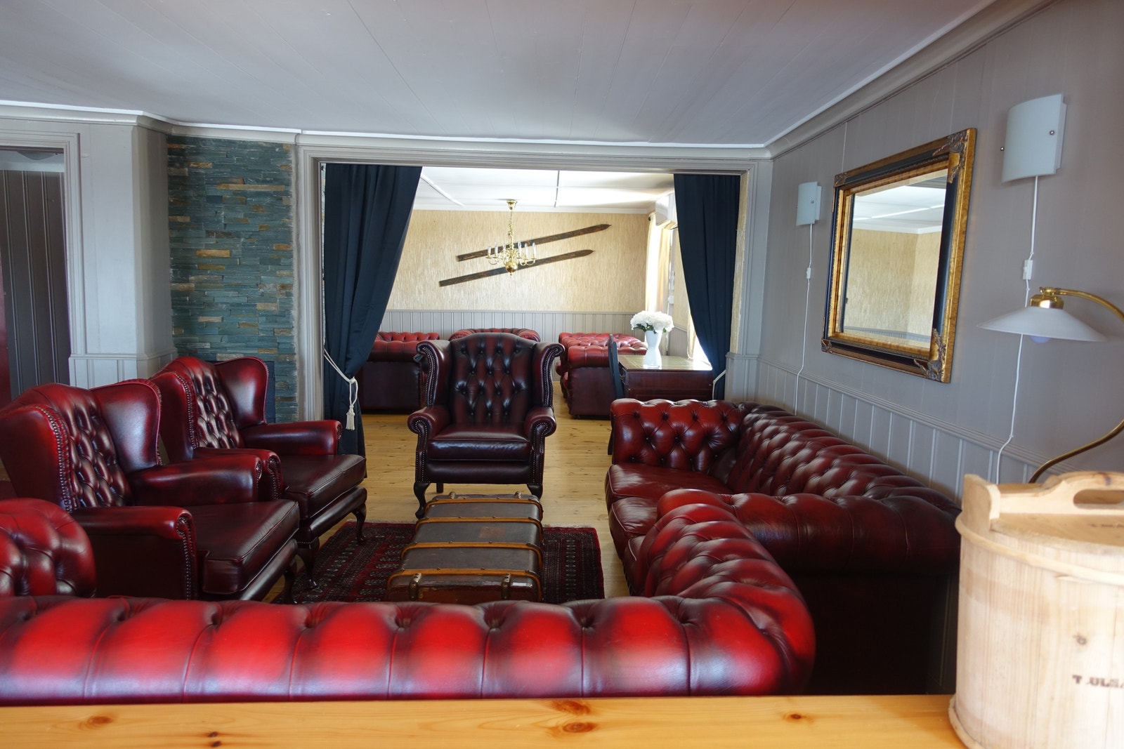 Chesterfield salonger, 2 separate salonger med god plass Galleribilde
