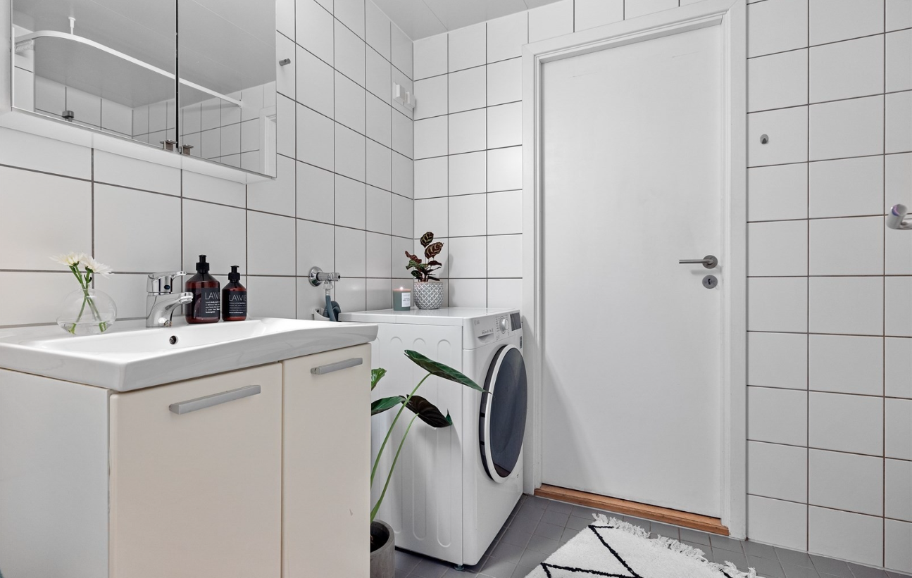 Bad med vaskemaskin Galleribilde