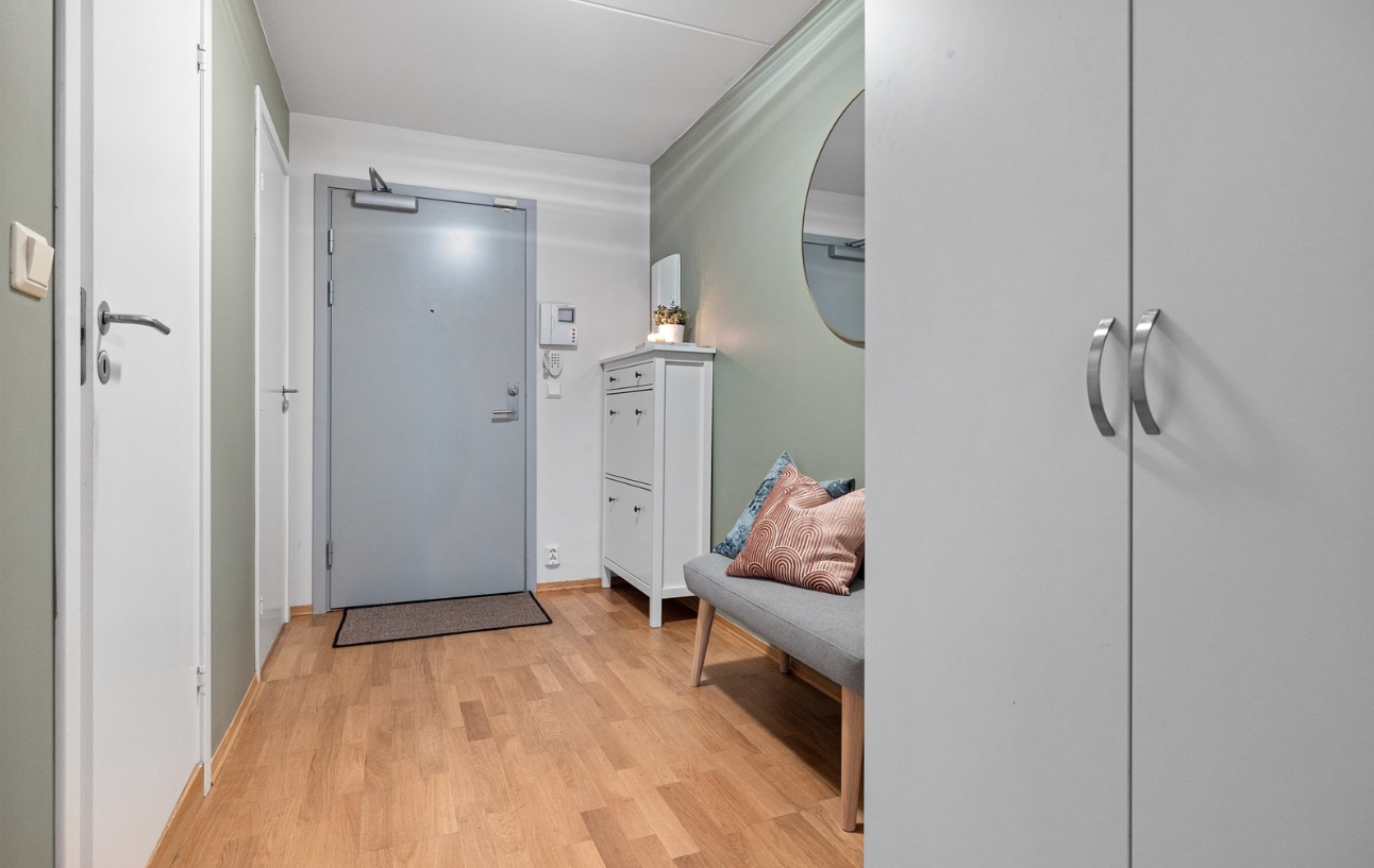 Entre med garderobeskap (øvrige møbler medfølger ikke) Galleribilde