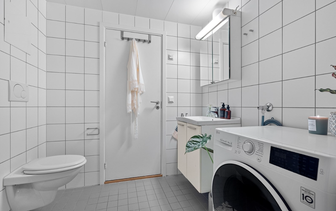 Bad med vaskemaskin Galleribilde