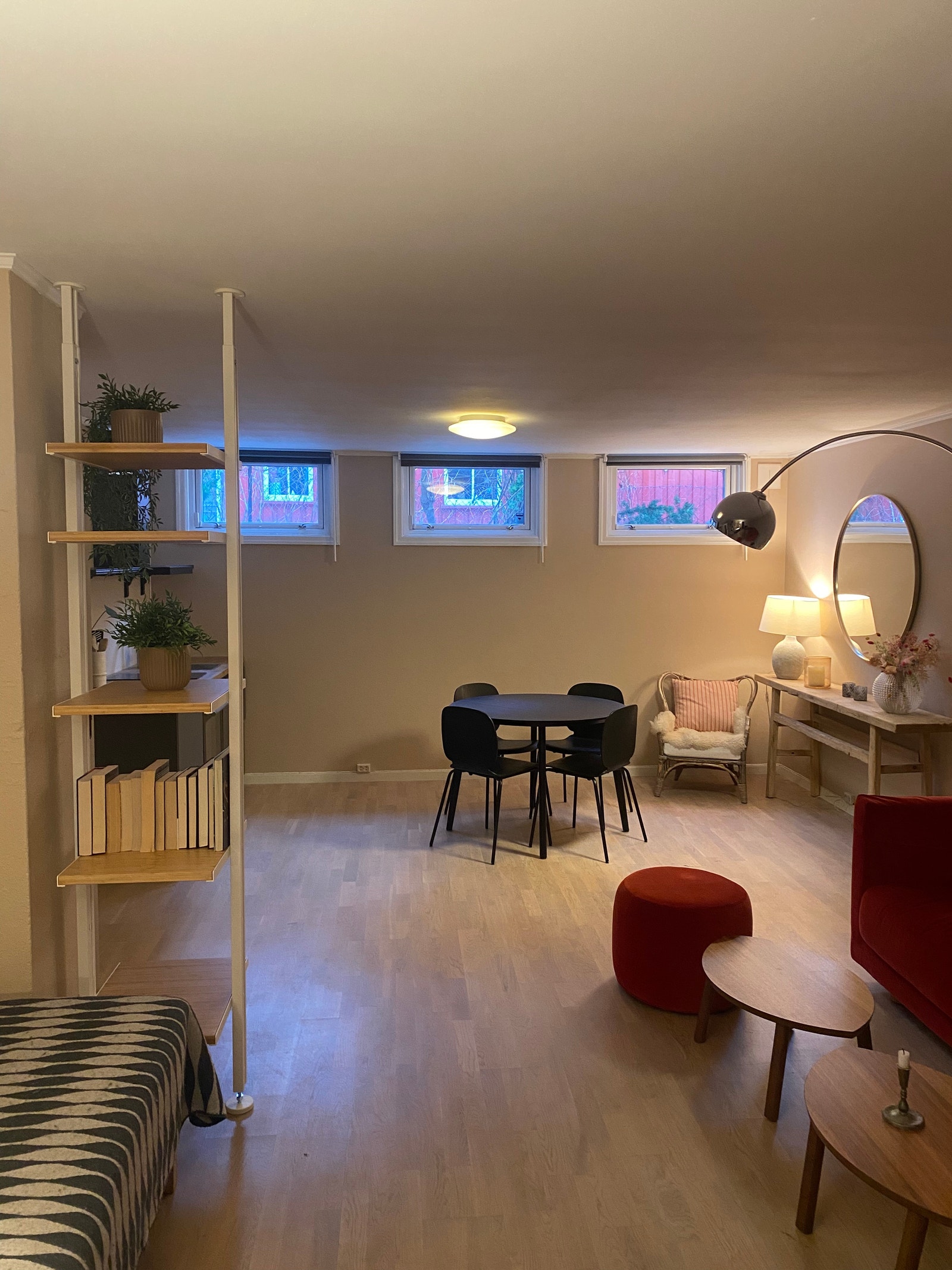 Stuen har en sovealkove som er adskilt med en hyggelig gulv-til-tak bokhylle. Galleribilde