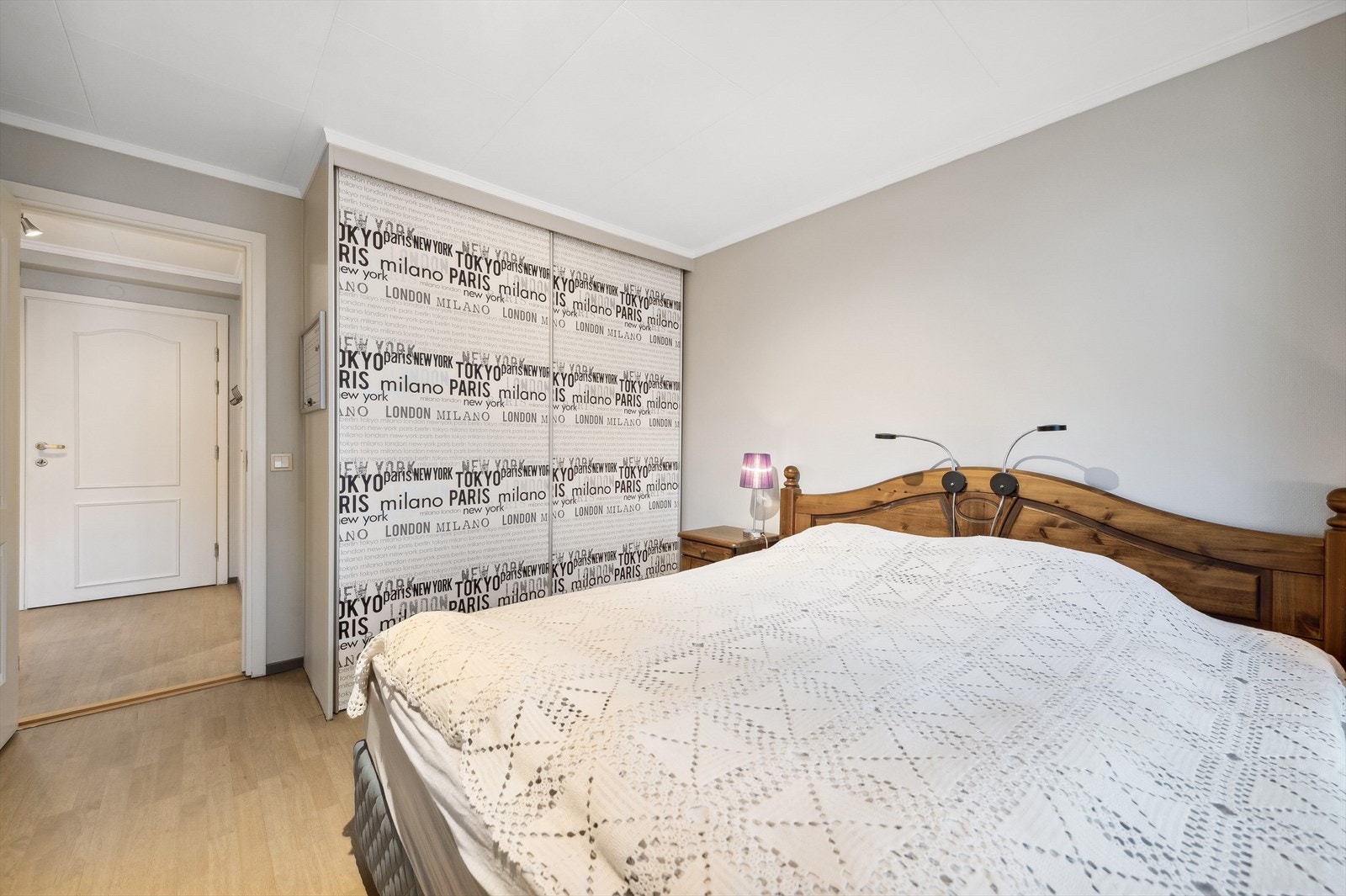 Garderobeskap Galleribilde