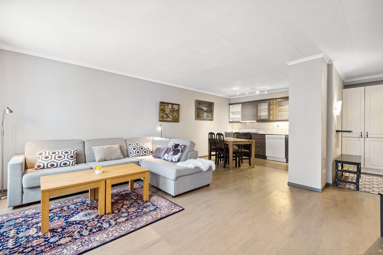 Kjøkkenet har en åpen løsning mot stuen, noe som gjør det sosialt å lage mat. Galleribilde