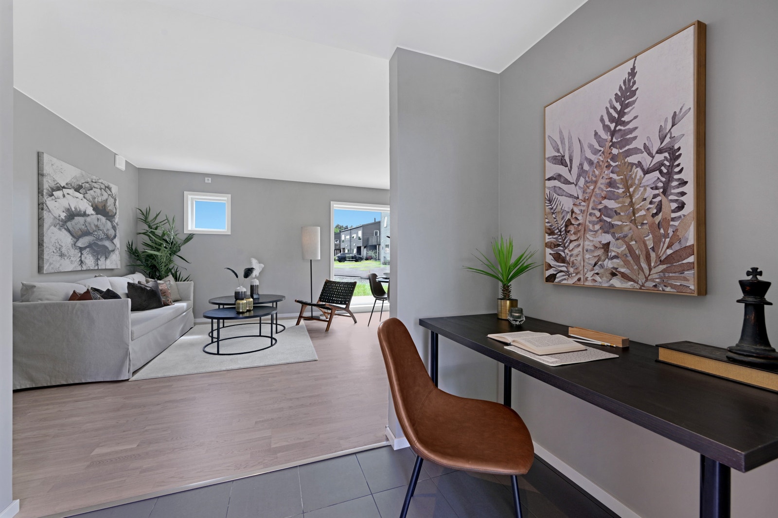 Bildet fra vår visningsleilighet i hus 14 som viser samme standard leveranse. Romslig entré. Galleribilde