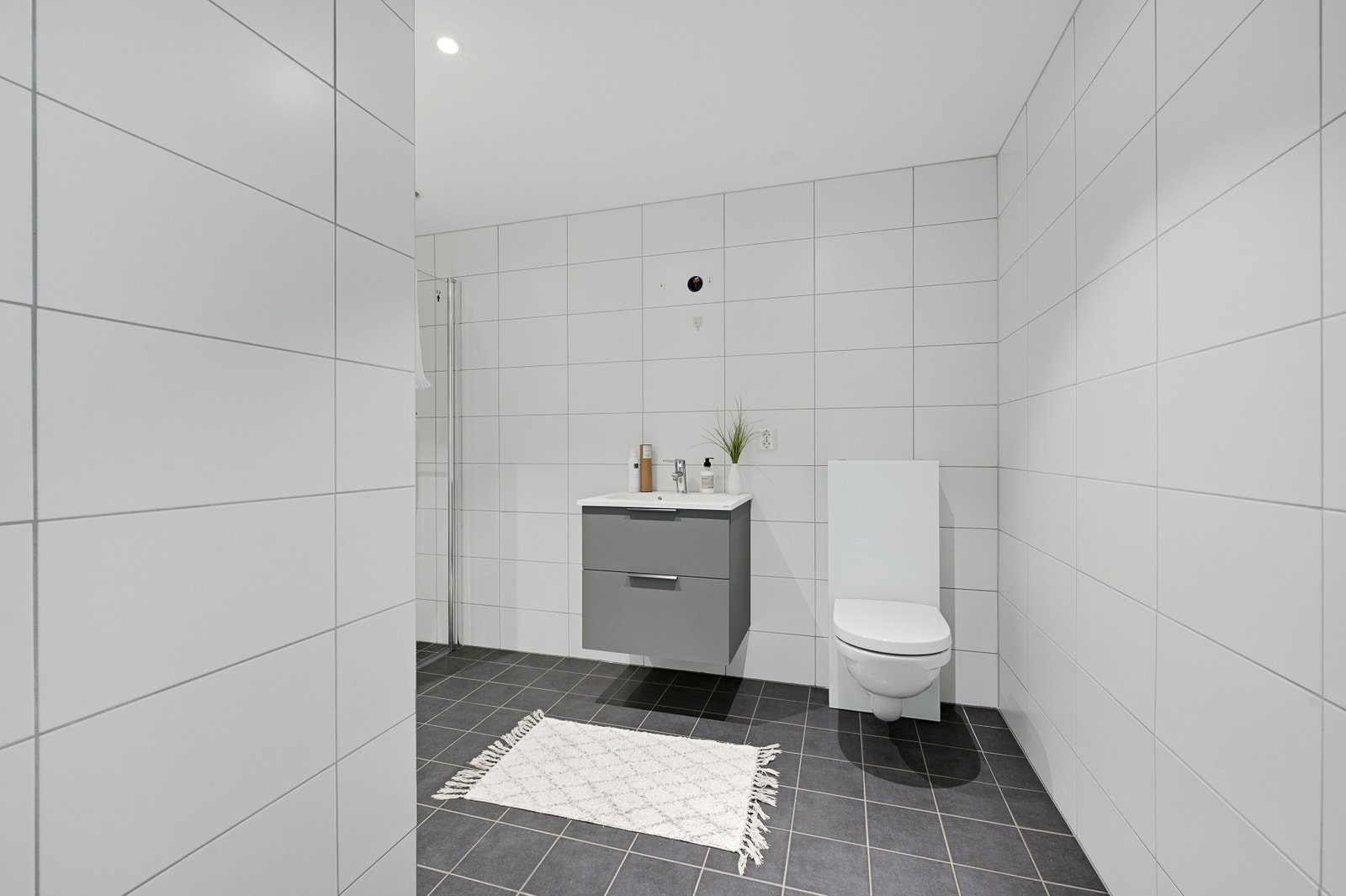 Bildet fra vår visningsleilighet i hus 14 som viser samme standard leveranse. Baderomsseksjon er standard hvit, men kan også fås i vist farge. Galleribilde