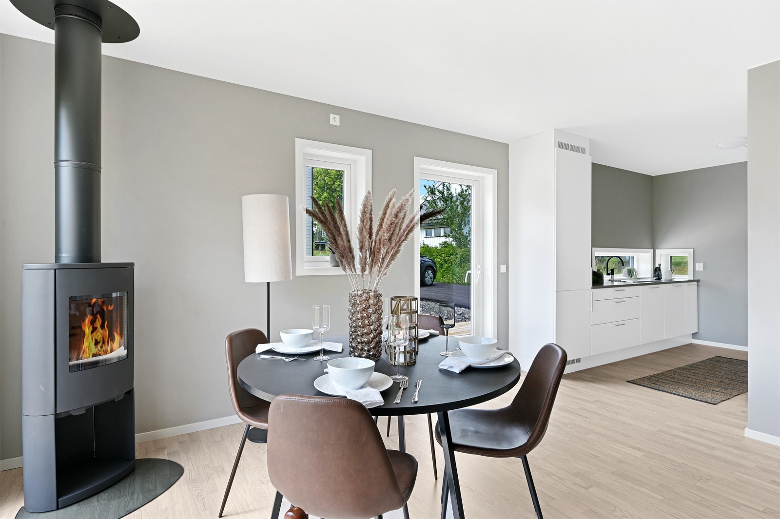Bildet fra vår visningsleilighet i hus 14 som viser samme standard leveranse. Vedovn er tilvalg. Galleribilde