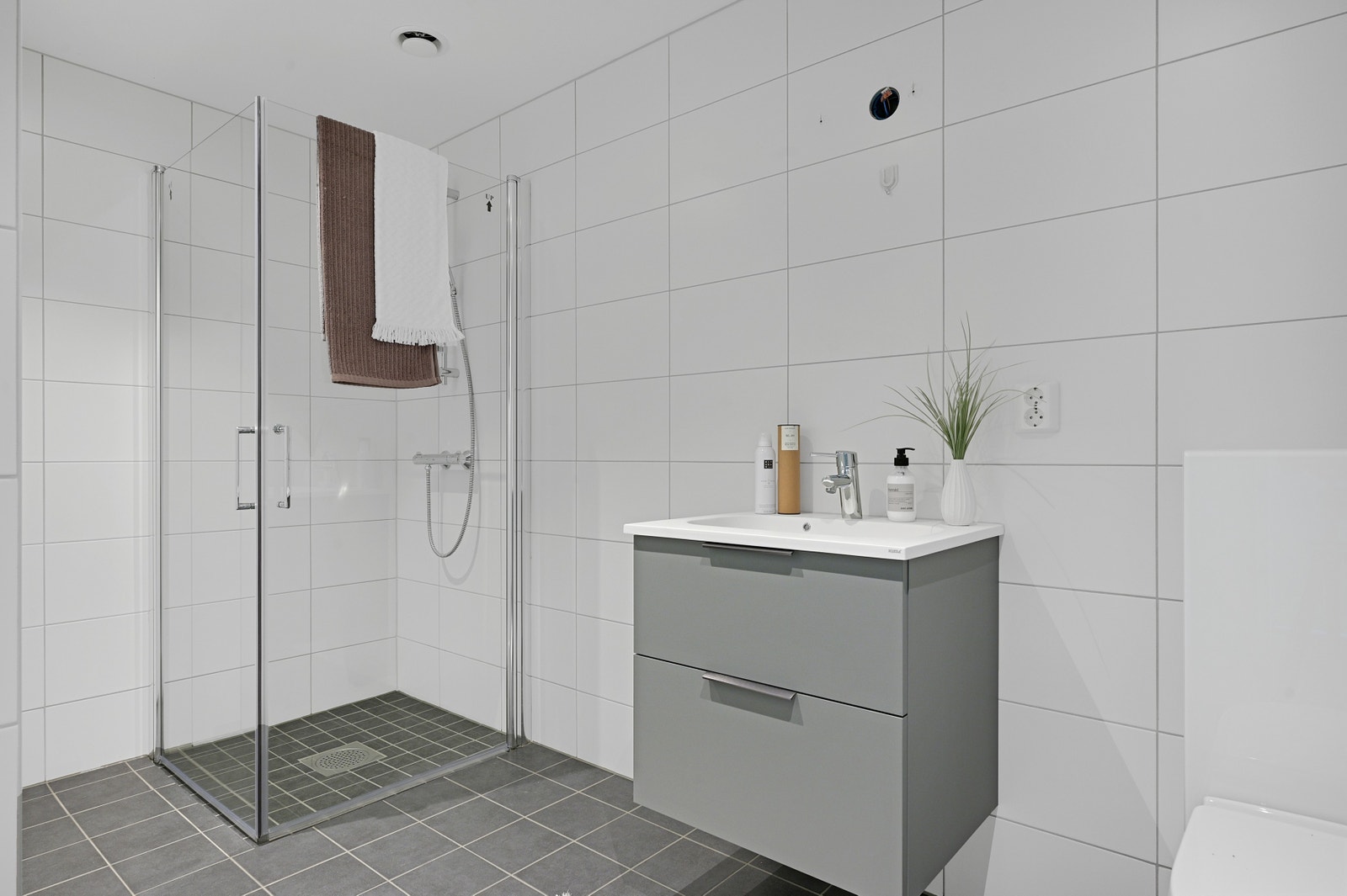 Bildet fra vår visningsleilighet i hus 14 som viser samme standard leveranse. Baderomsseksjon er standard hvit, men kan også fås i vist farge. Galleribilde