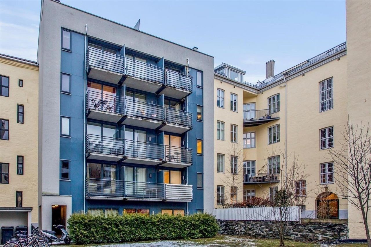 Leiligheten ligger på taket av denne blokka Galleribilde