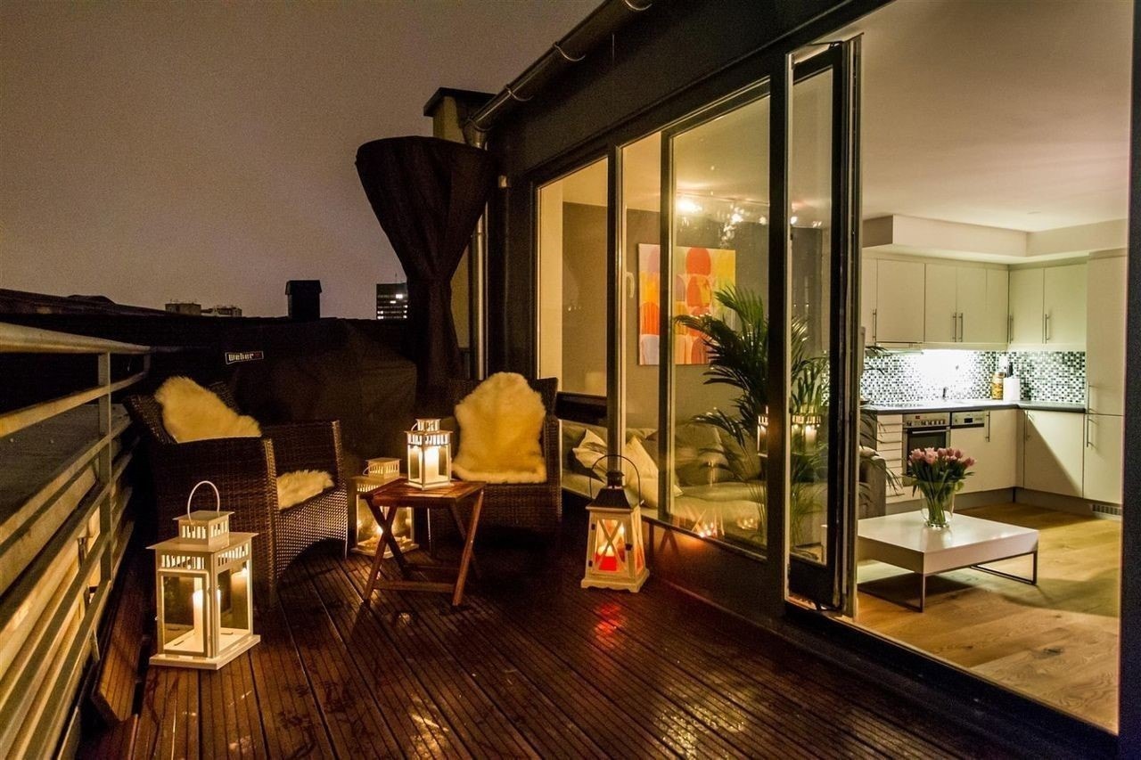 Idyll på verandaen. Møblert og med grill. Galleribilde