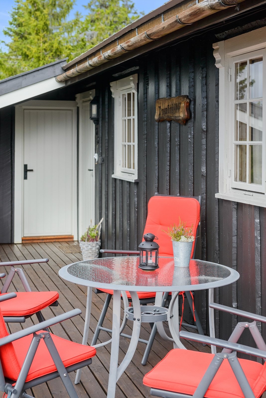 Utvendig bod ved inngangsparti. Galleribilde