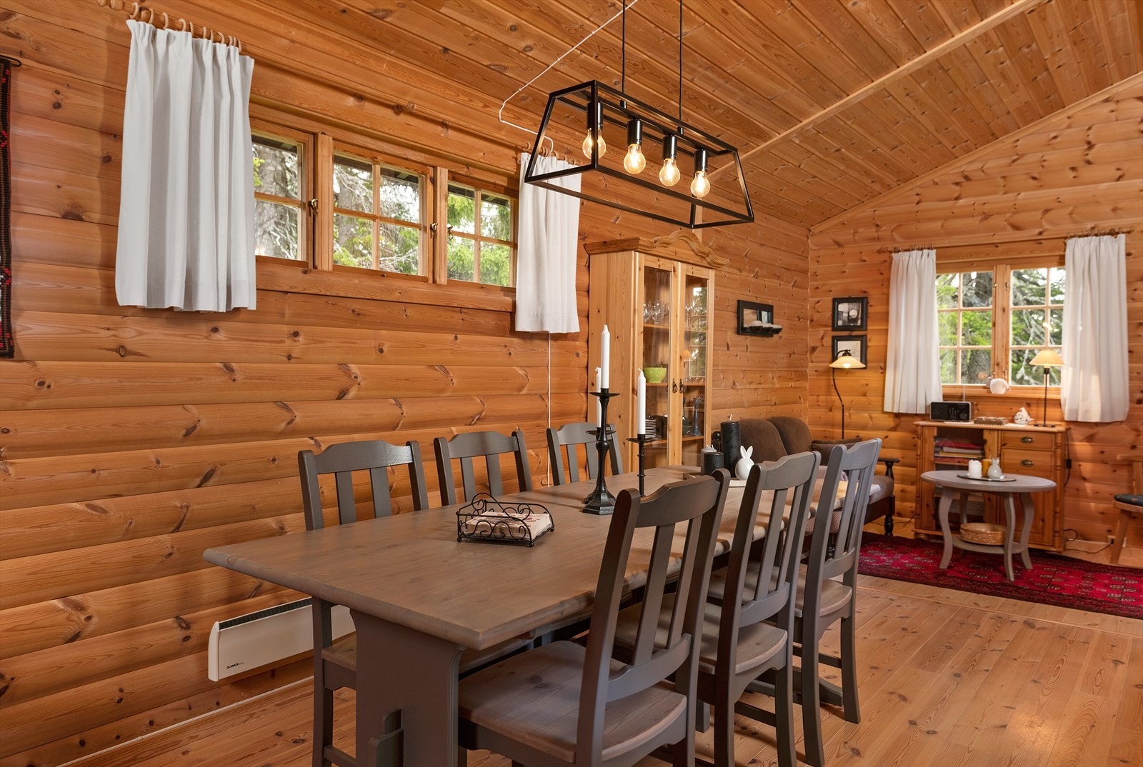 Hyggelig å samles til felles måltider på hytta. Galleribilde