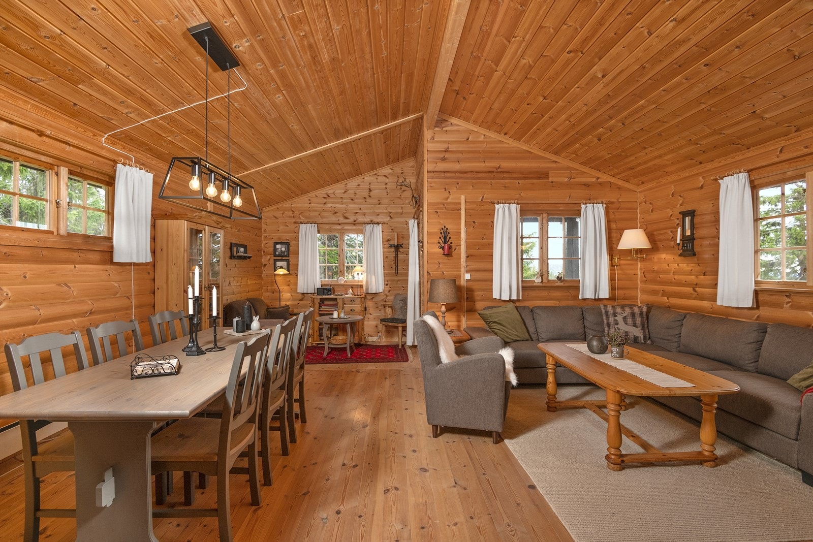 Lun og trivelig stue med god plass til både langbord og salong. Godt med lys inn i rommet og god takhøyde. Galleribilde