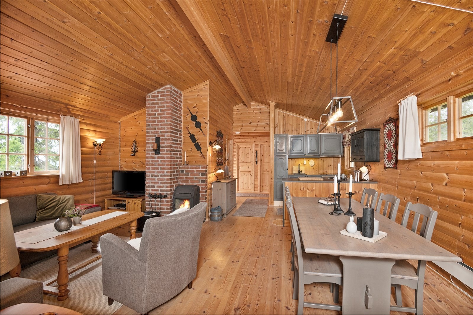 Åpen løsning mellom kjøkken og stue. Galleribilde